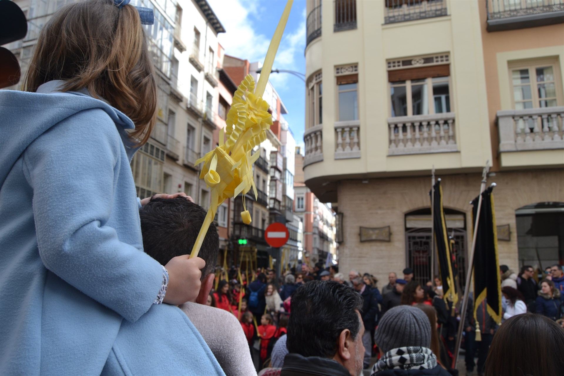 Cientos de devotos esperaban por las calles más céntricas de Valladolid, el paso de ‘La Borriquilla’.