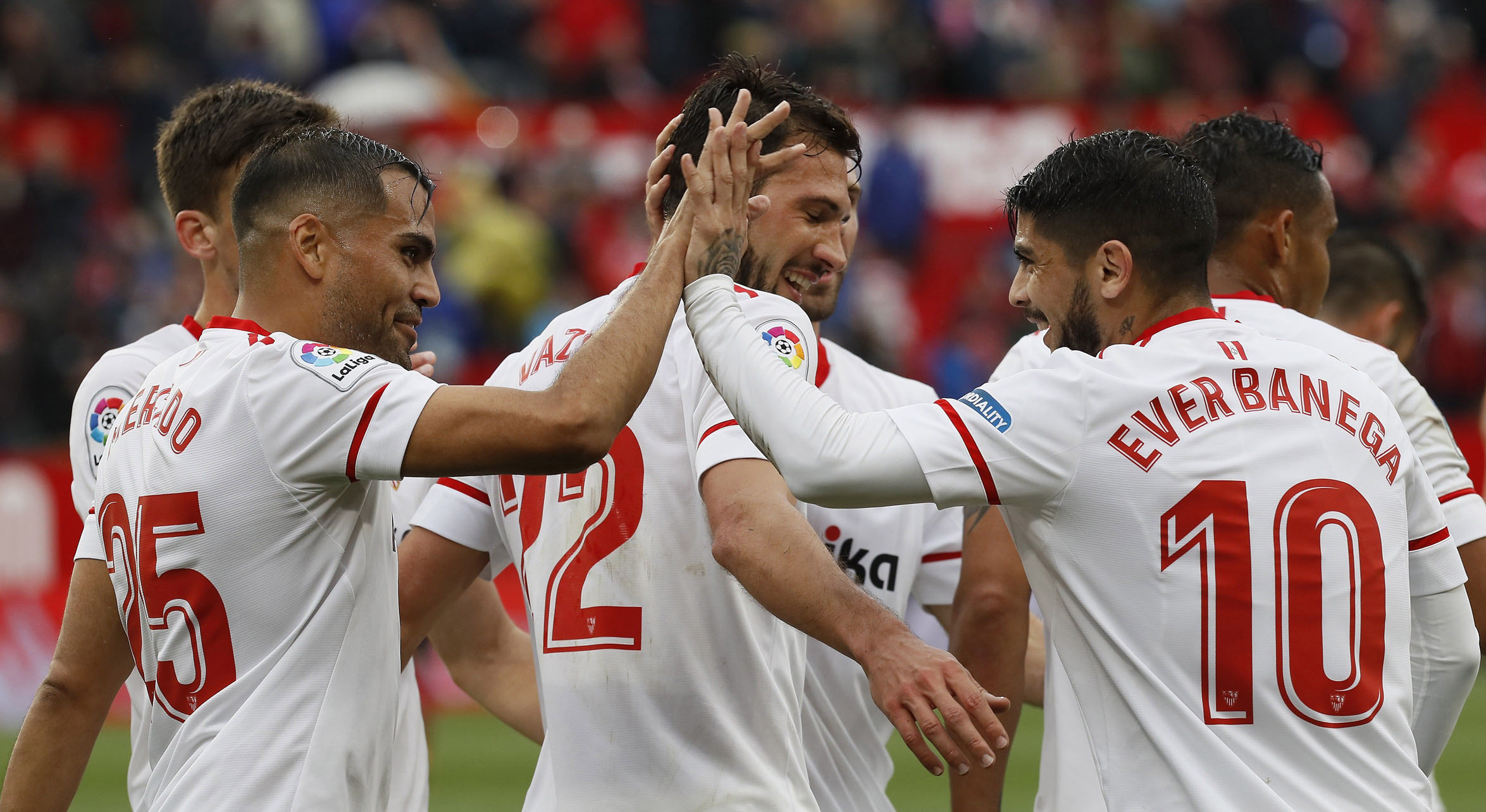 Los jugadores del Sevilla se abrazan para celebrar un gol.