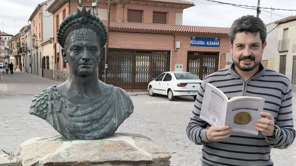 Cabañero, con un ejemplar de su libro, junto al busto de Teodosio. / E.A.