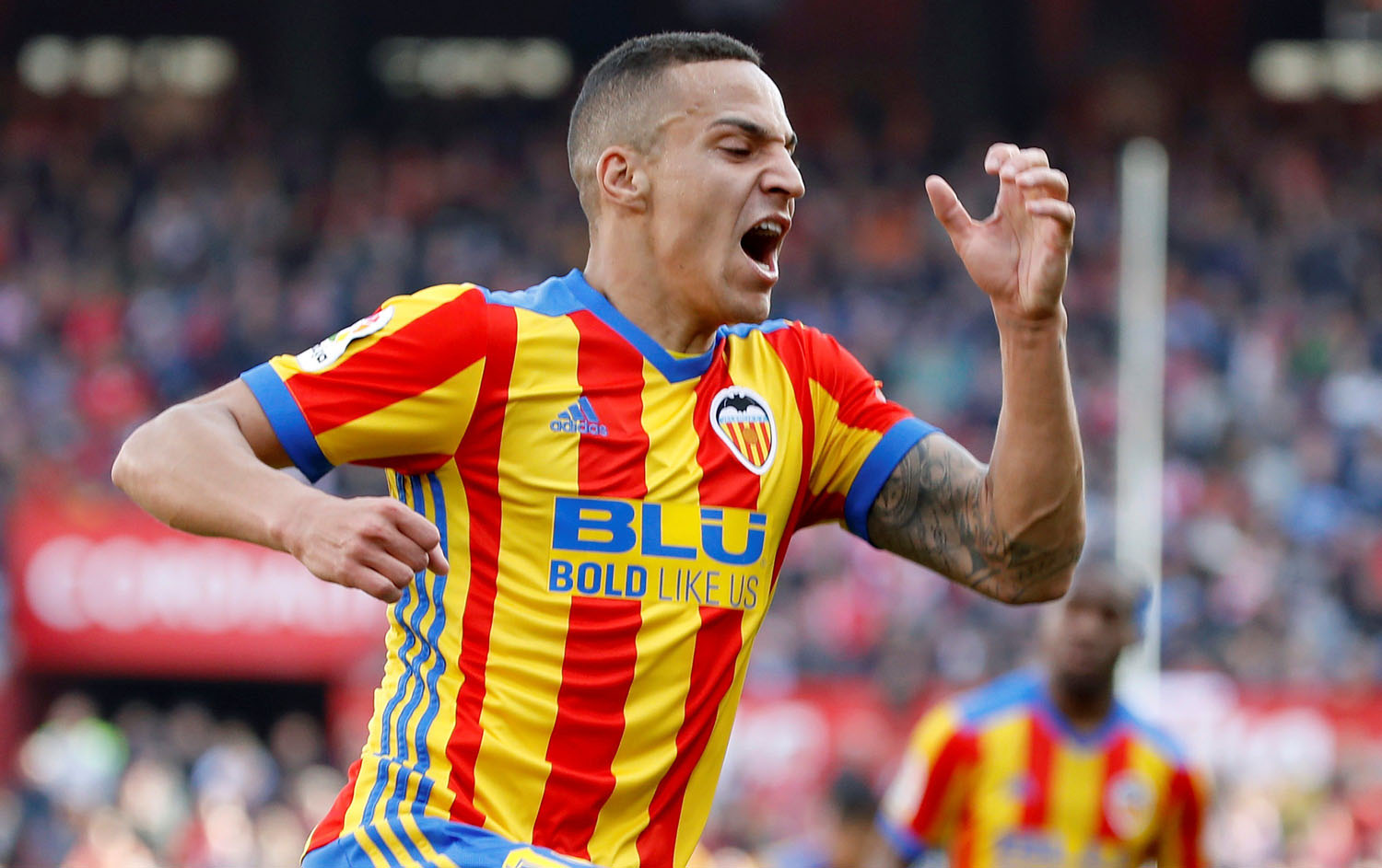Rodrigo celebra uno de sus dos goles ante el Sevilla.