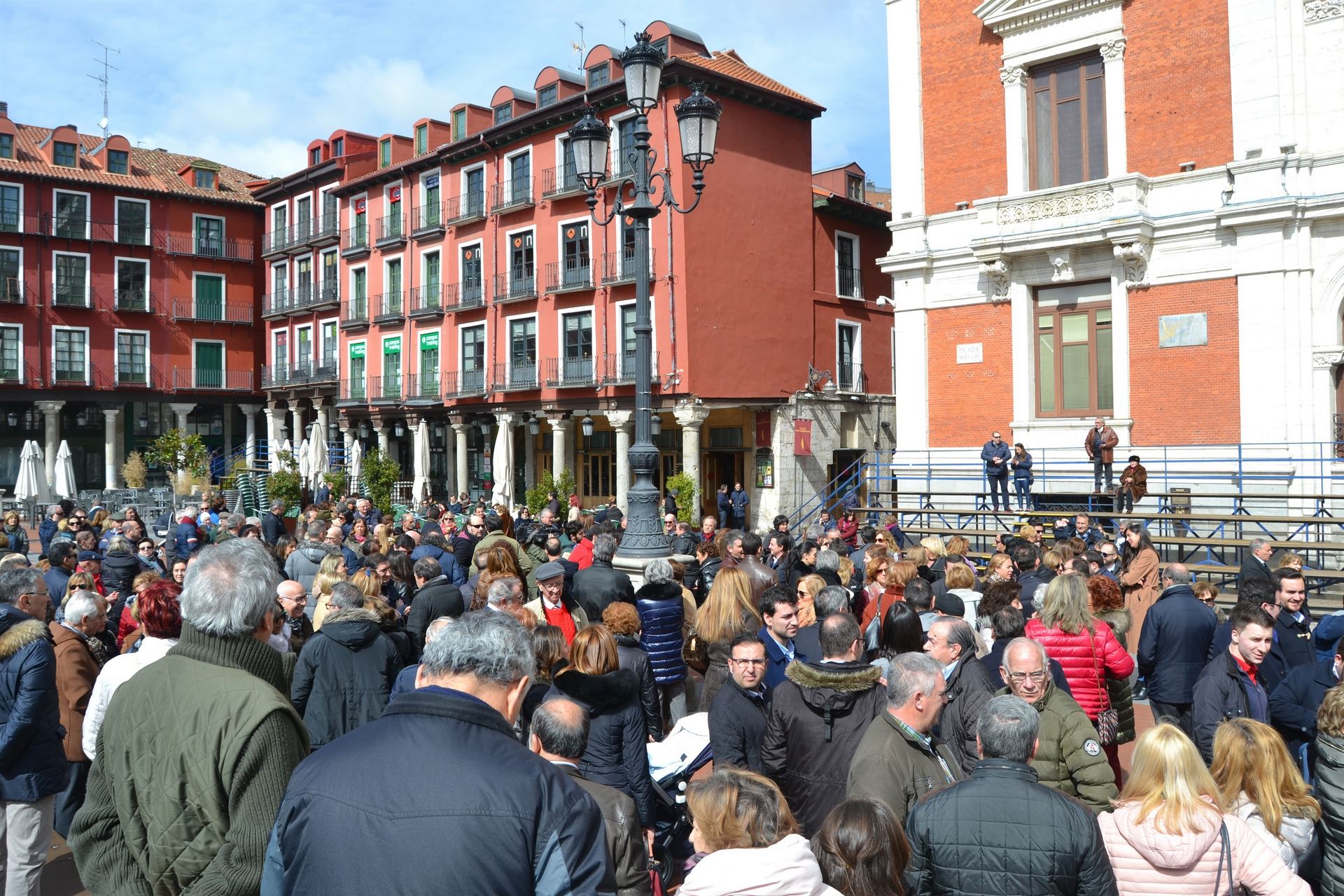 Cientos de personas se concentraron en la plaza Mayor de Valladolid en favor de la prisión permanente revisable.