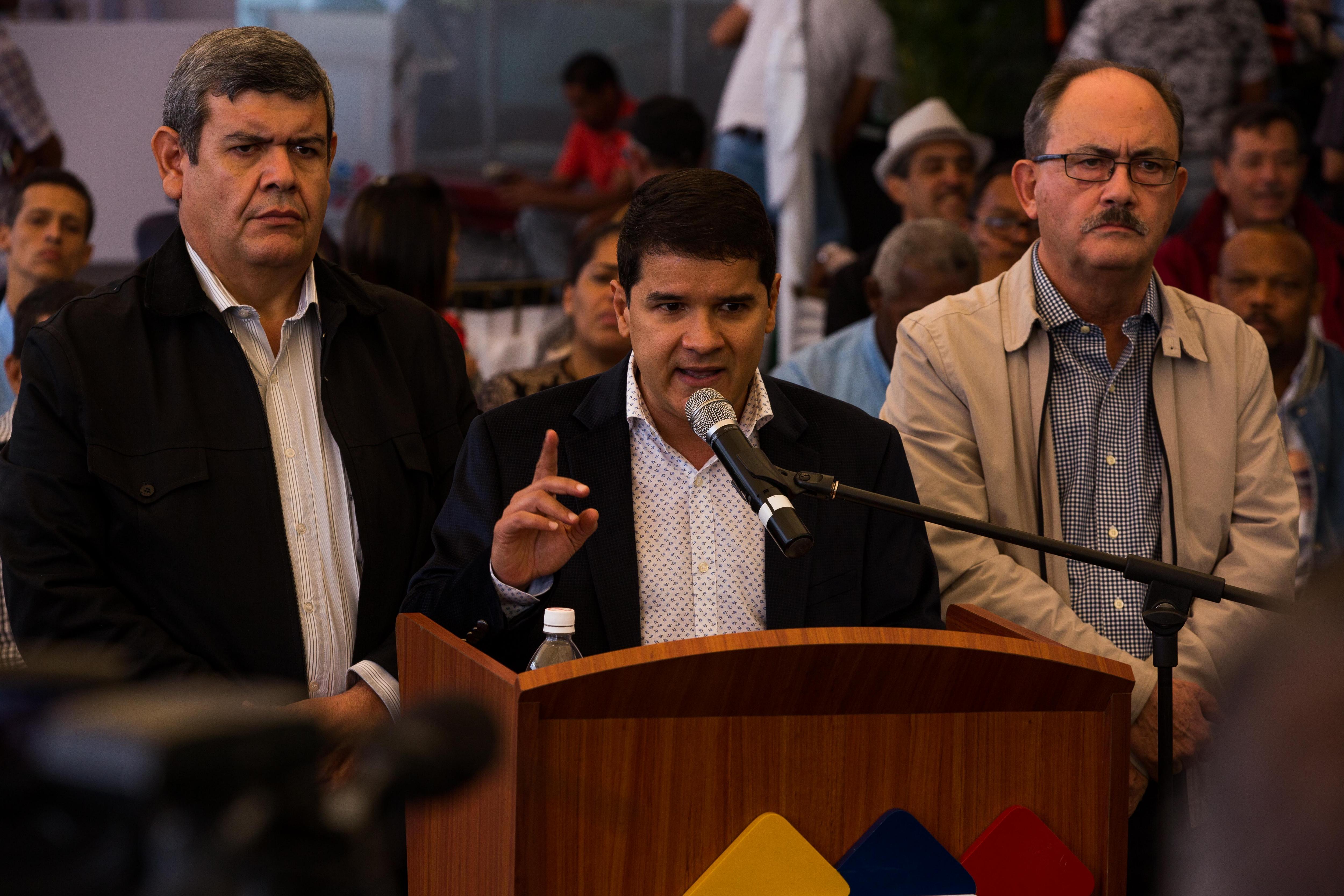 Firma de un acuerdo político entre los partidos que apoyan la candidatura de Maduro y los partidos opositores.