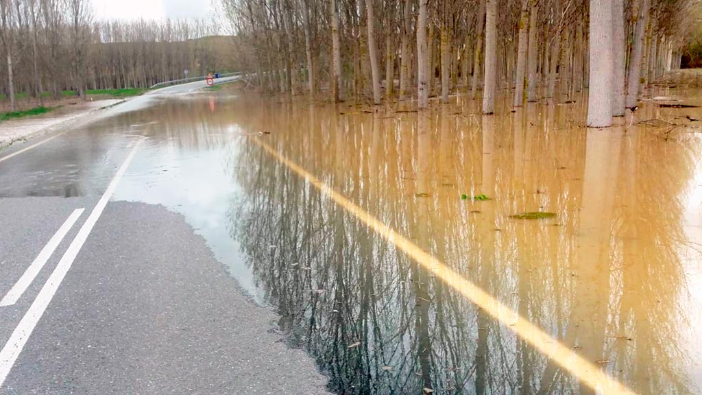 Estado que presentaba al mediodía la carretera de Carbonero de Ahusín a Añe. / el adelantado