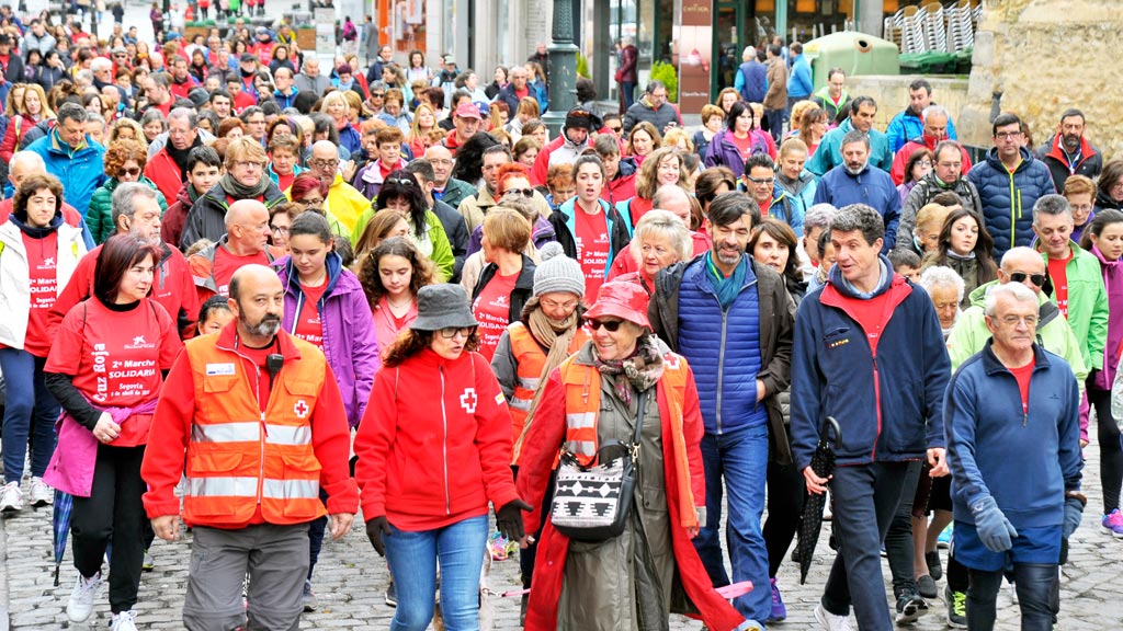 Salida de la marcha solidaria de Cruz Roja. / Kamarero