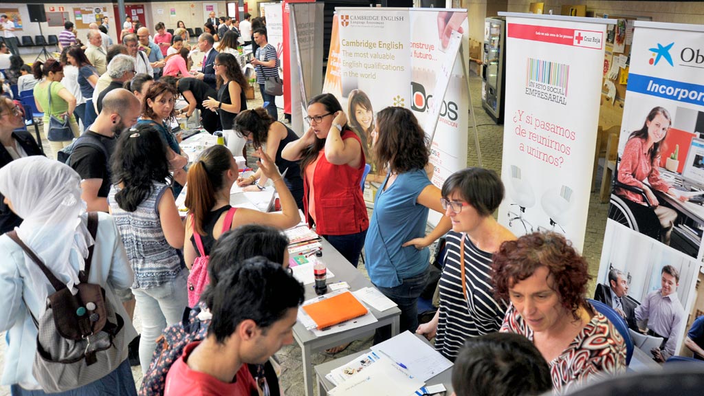 Numerosas personas se acercaron el año pasado a la Feria Tándem, para ver las ofertas de empleo. / kamarero
