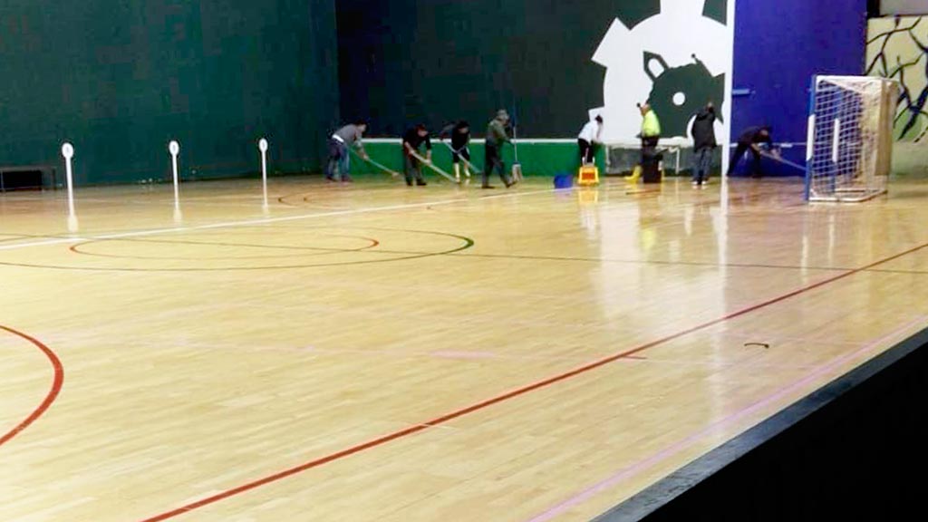 Personal municipal y voluntarios retiraron durante toda la noche el parqué de la pista. / el adelantado