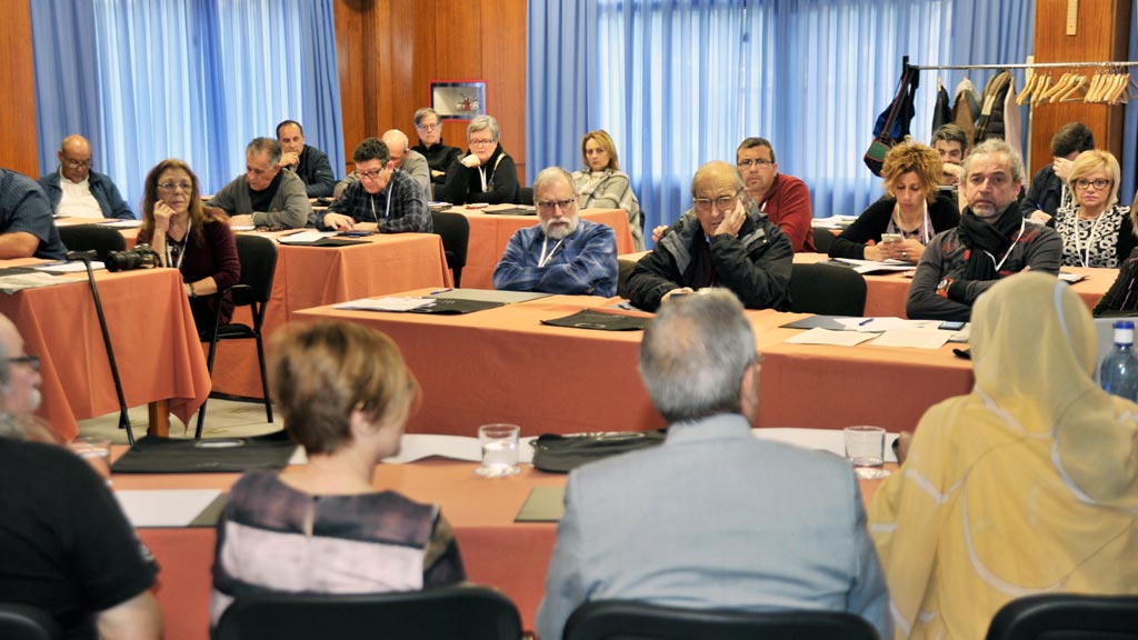 Asistentes a la asamblea de la coordinadora estatal, ayer en una de las sesiones en el Hotel Puerta de Segovia. / kamarero