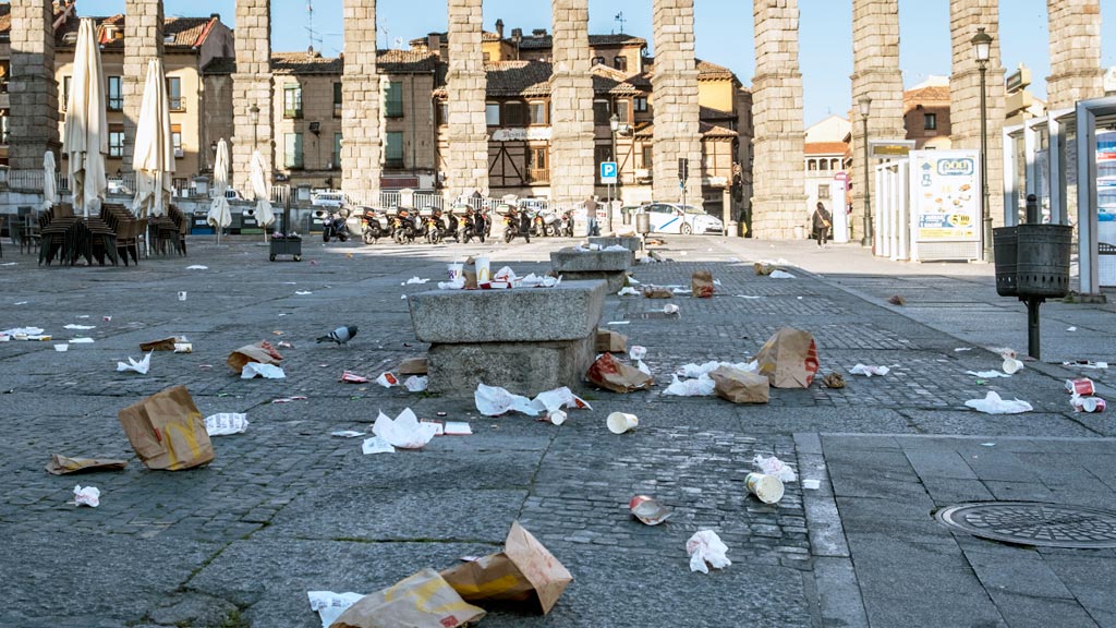 Basura-Mierda-Plaza-Artilleria-McDonald