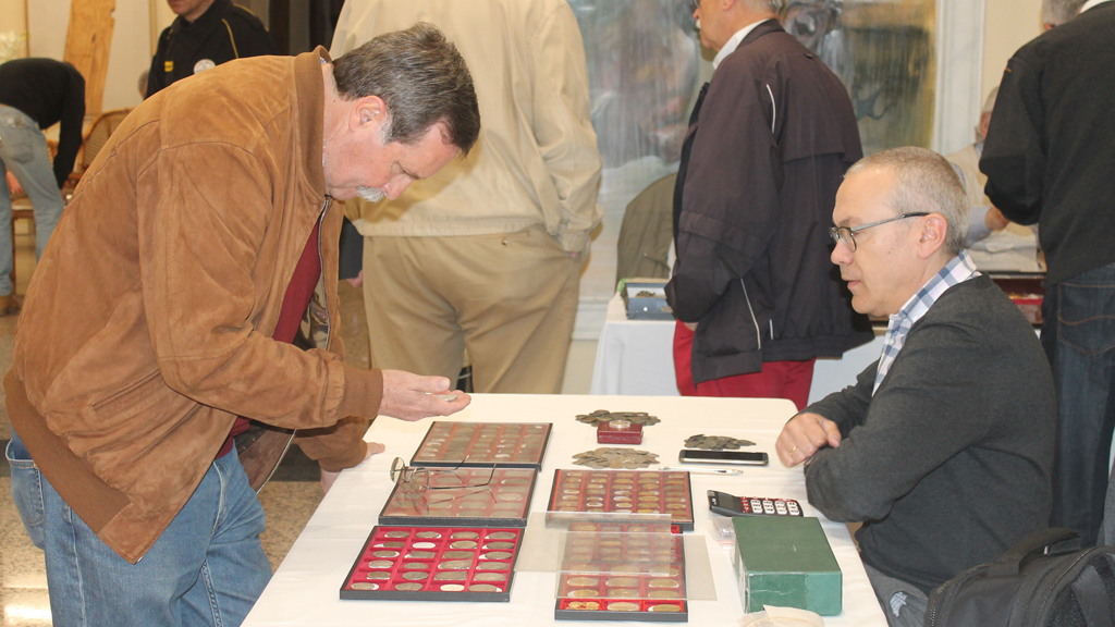 Numismáticos en el hotel Los Arcos. / E.A.