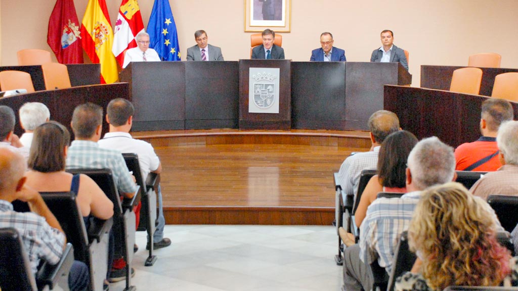 Reunión celebrada el año pasado con los alcaldes para explicarles el nuevo sistema. / el adelantado