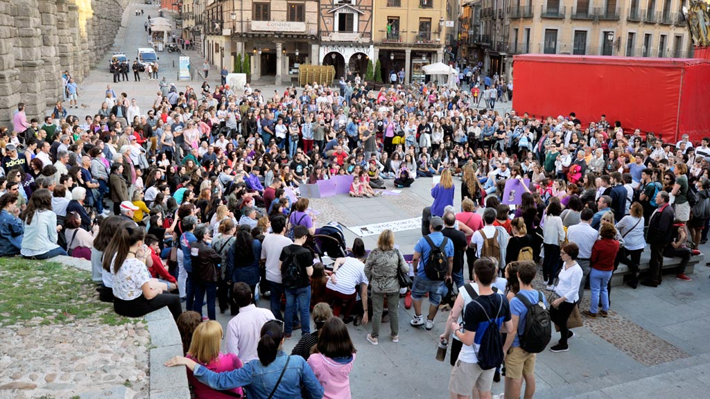 Unas 500 personas se concentraron a los pies del Acueducto para protestar. / kamarero