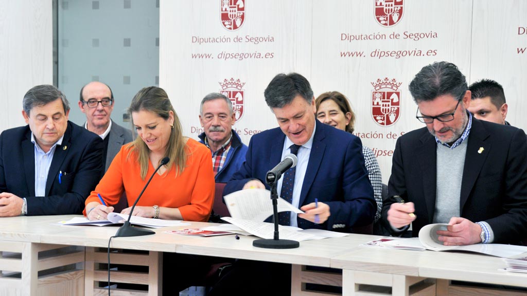 Un momento de la firma de los convenios en el Salón del Trono de la Diputación. / kamarero