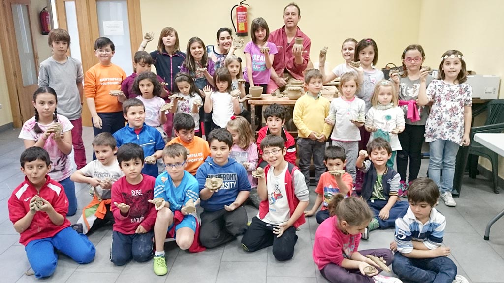 Un grupo de niños, en un taller de artesanía. / L.M.