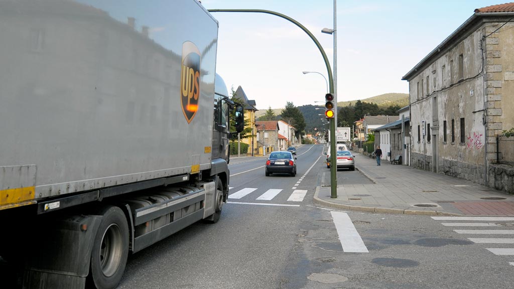 La travesía cuenta ya con semáforos y pasos de peatones. / kamarero