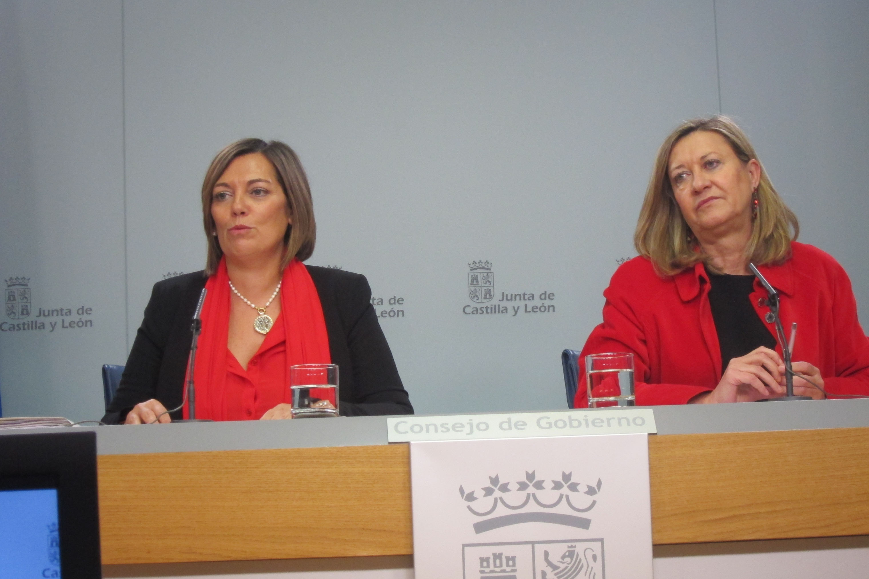 Milagros Marcos (izq) y Pilar del Olmo, en una imagen de archivo tras un Consejo de Gobierno.