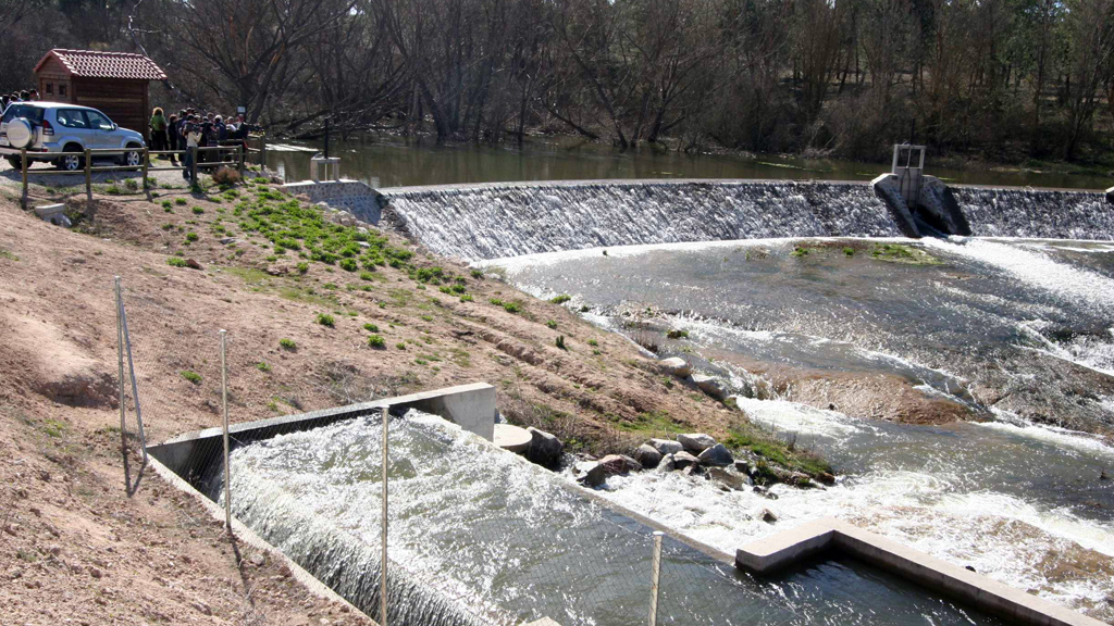 Toma del agua en el Cega para El Carracillo. / Fernando Peñalosa