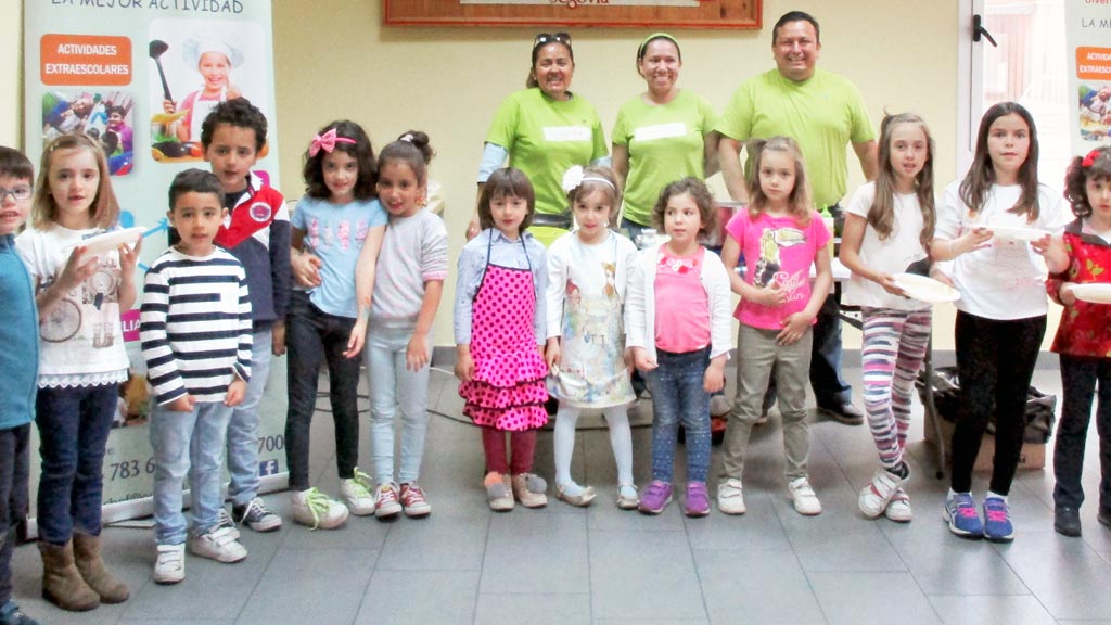 Un grupo de niños de la localidad aprendió a cocinar en el taller realizado ayer en el transcurso de la feria. / L.M.