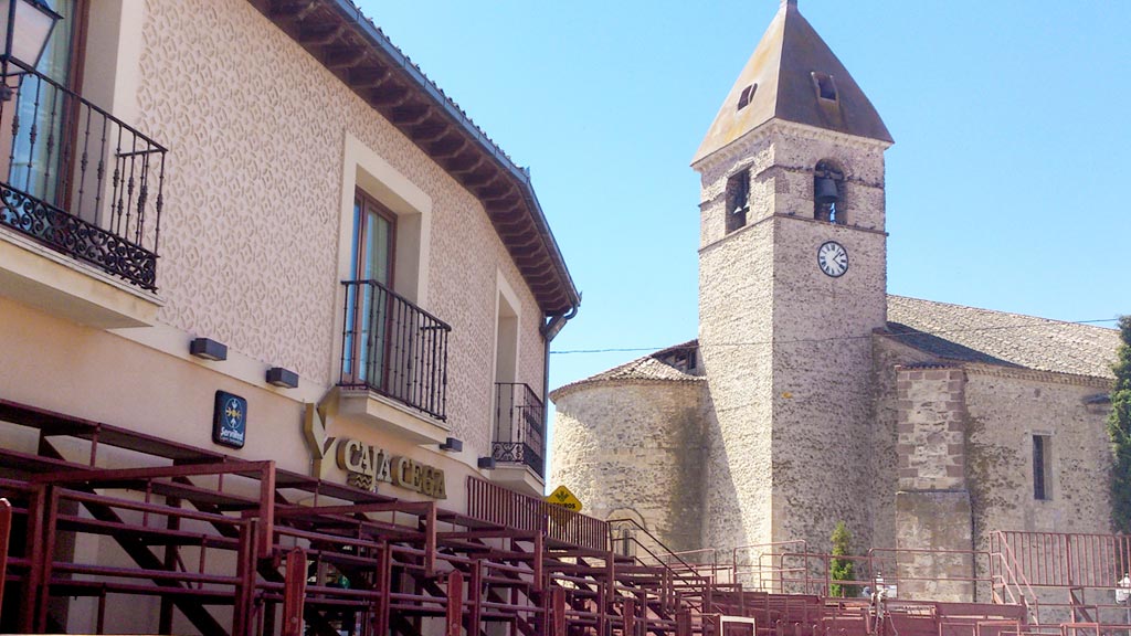 Sede de la Fundación Caja Cega en la plaza de Fuentepelayo./ el adelantado