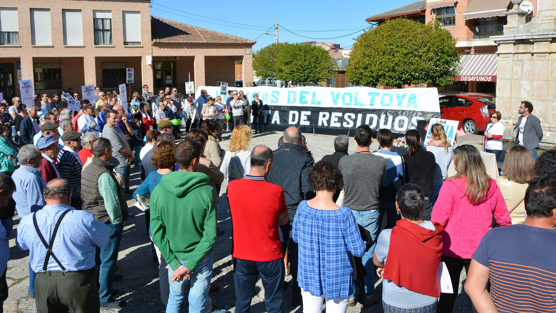 Manifestación en Nava de la Asunción contra la planta. / Amador Marugán