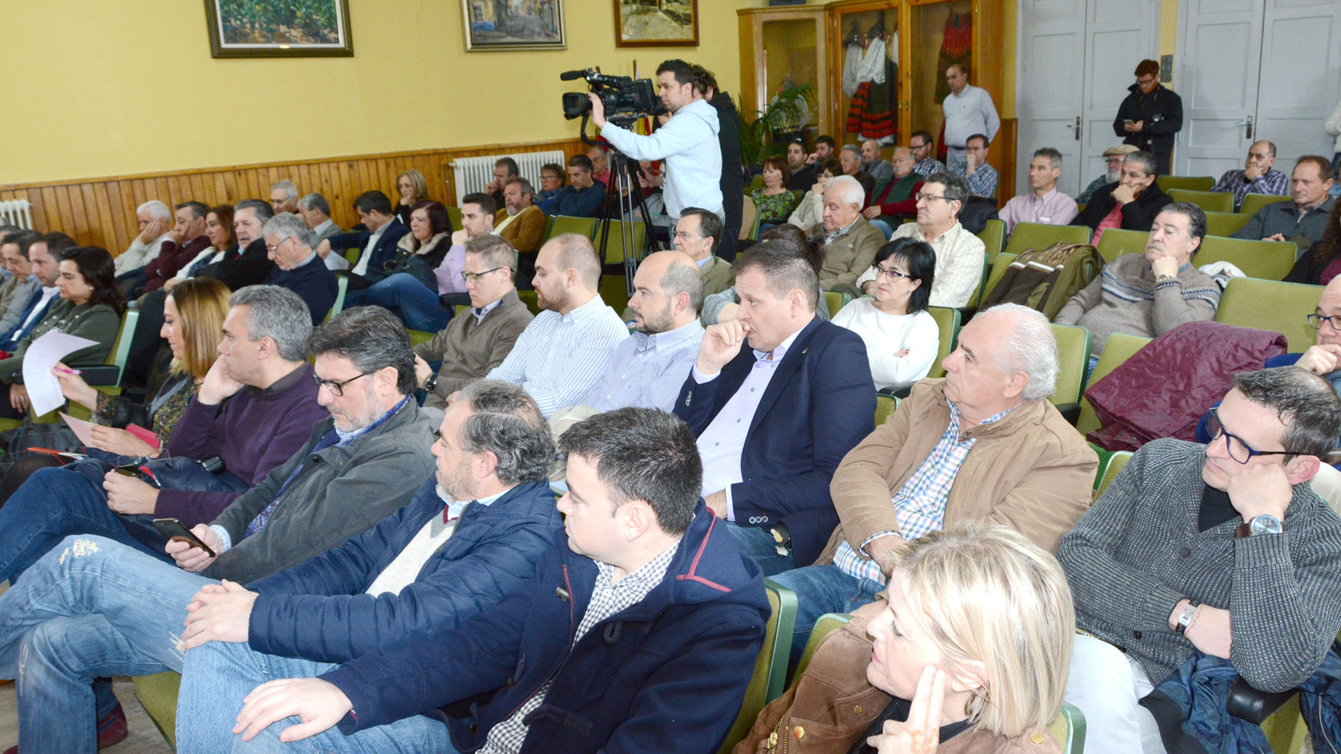 El PSOE propone un plan de choque consensuado contra la despoblación 1 Alcaldes, parlamentarios y concejales socialistas asistieron a la jornada, junto a vecinos de Nava. / amador marugán