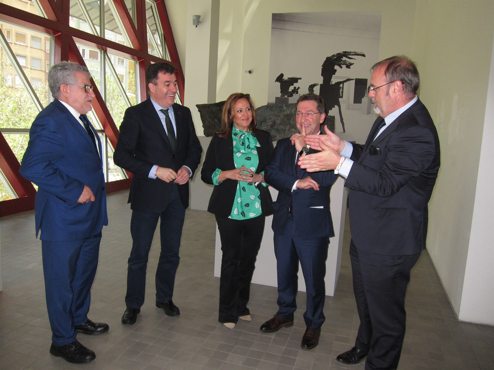 Los cinco consejeros de Educación, conversan en el IAACC Pablo Serrano en la capital zaragozana. / Europa press