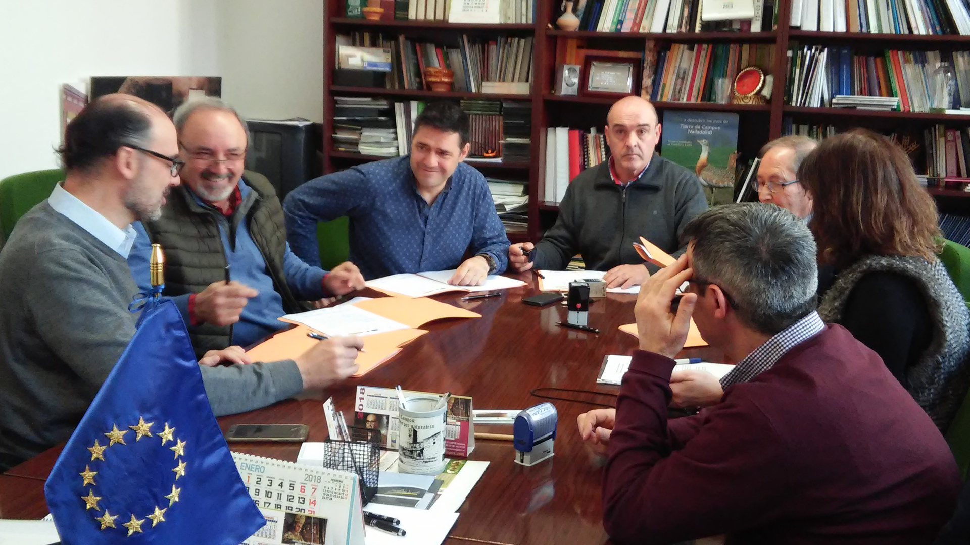 Los representantes de los seis grupos en la sede de Adri en Villalón de Campos. / el adelantado