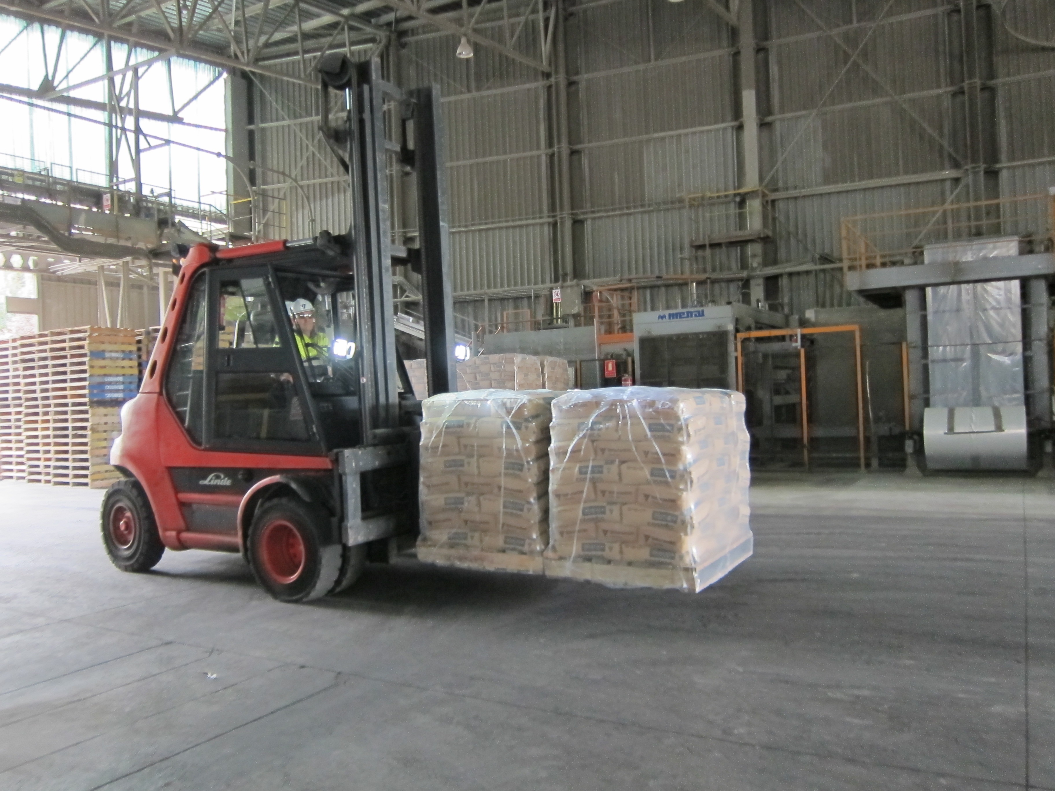 El Ministerio de Empleo y Seguridad Social distribuirá 2.054,8 millones entre las Comunidades Autónomas.