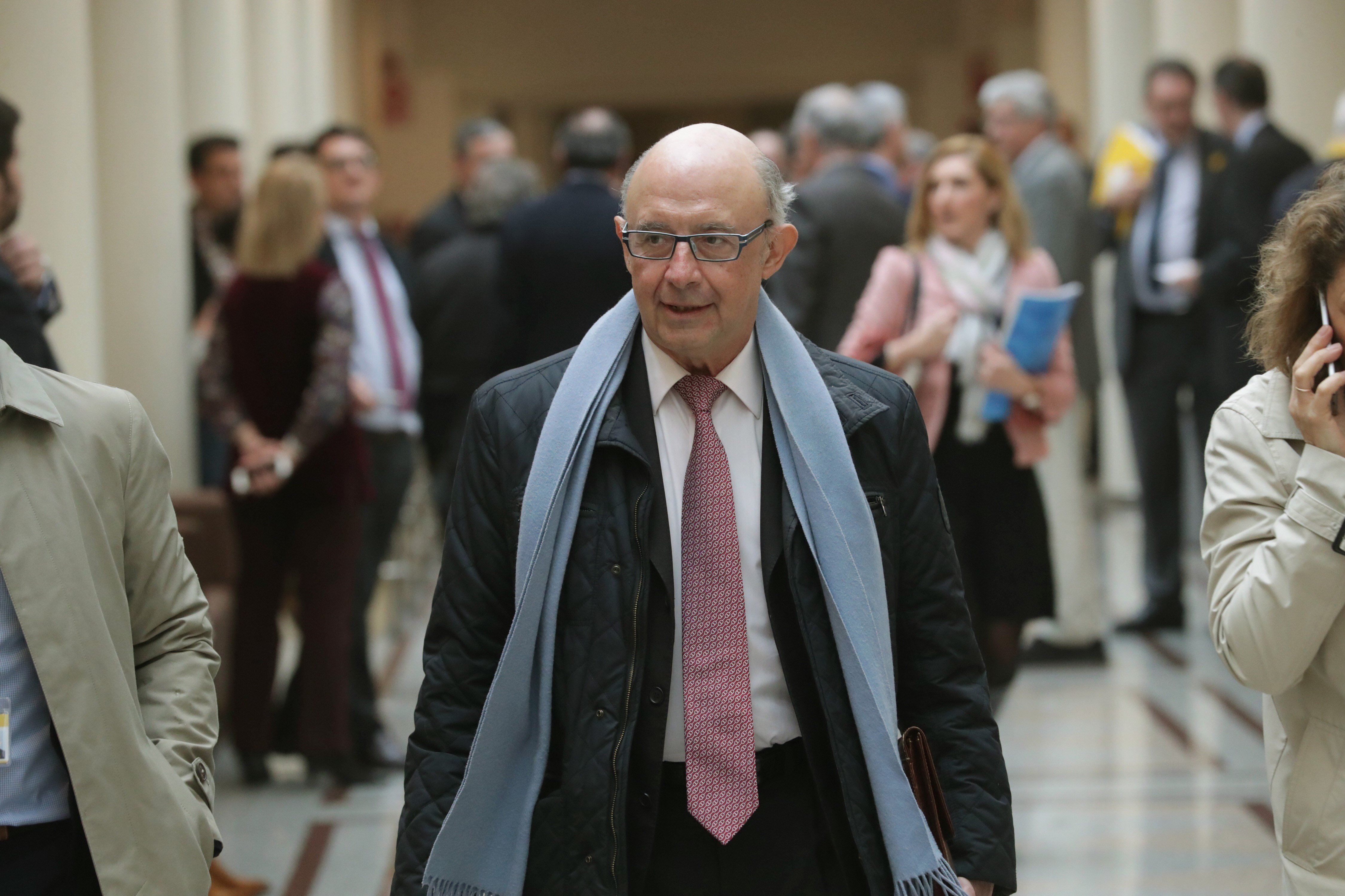 El ministro de Hacienda y Función Pública, Cristobal Montoro, en los pasillos del Senado.