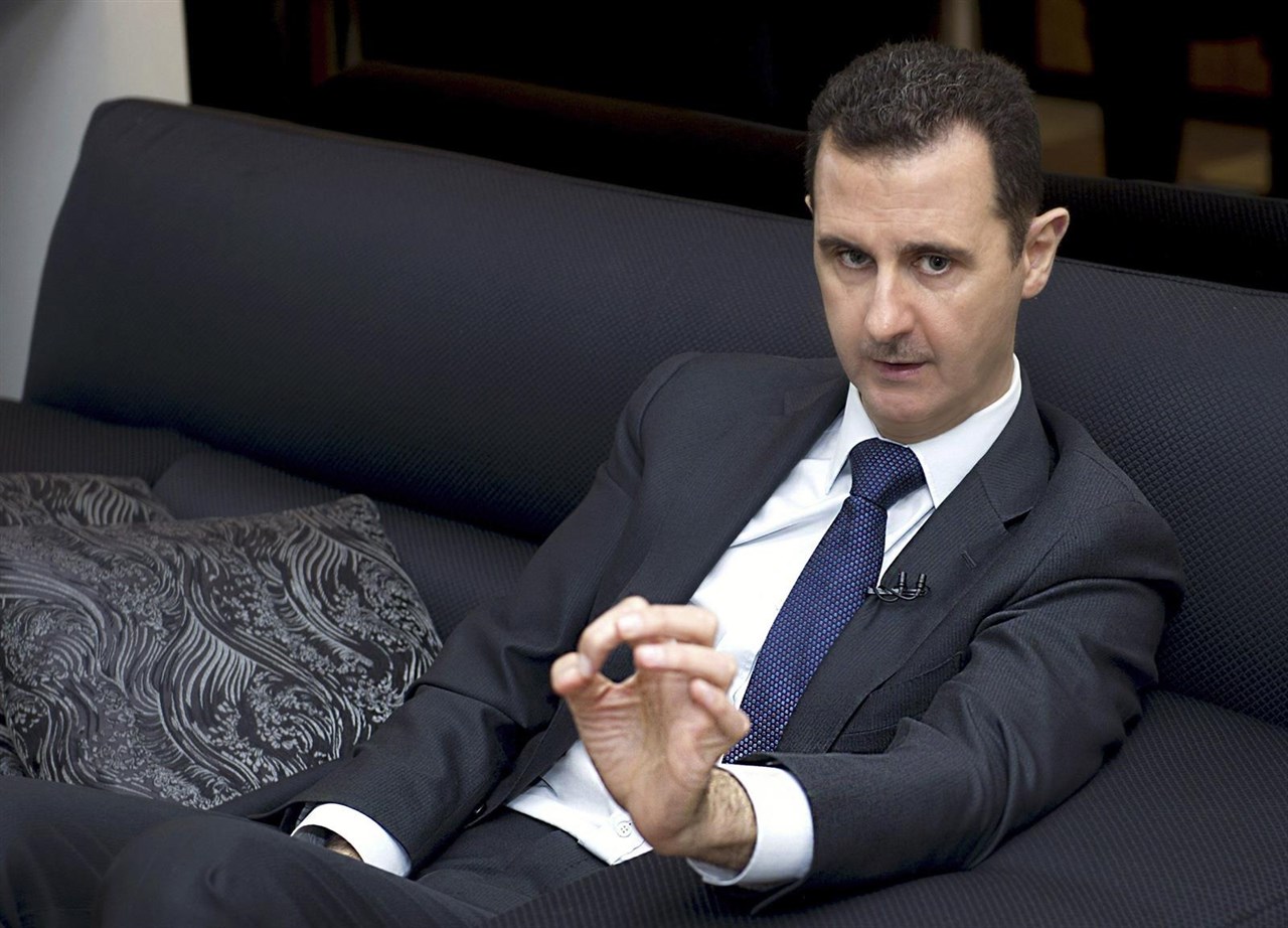 El presidente de Siria, Bashar al Assad atiende a los medios.