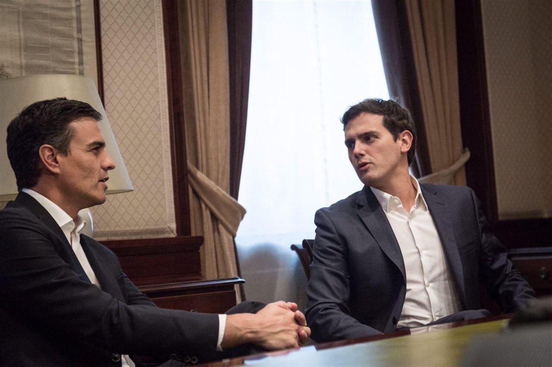 El presidente de Ciudadanos, Albert Rivera, durante una reunión con el líder socialista Pedro Sánchez.