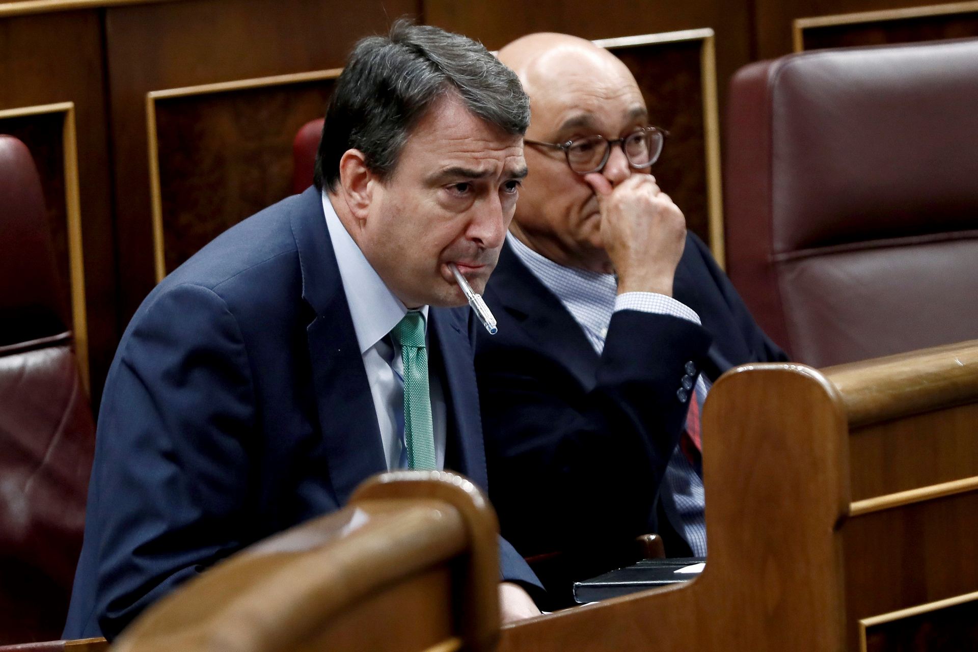El portavoz del PNV en el Congreso de los Diputados, Aitor Esteban (i), con el diputado Mikel Legarda Uriarte.