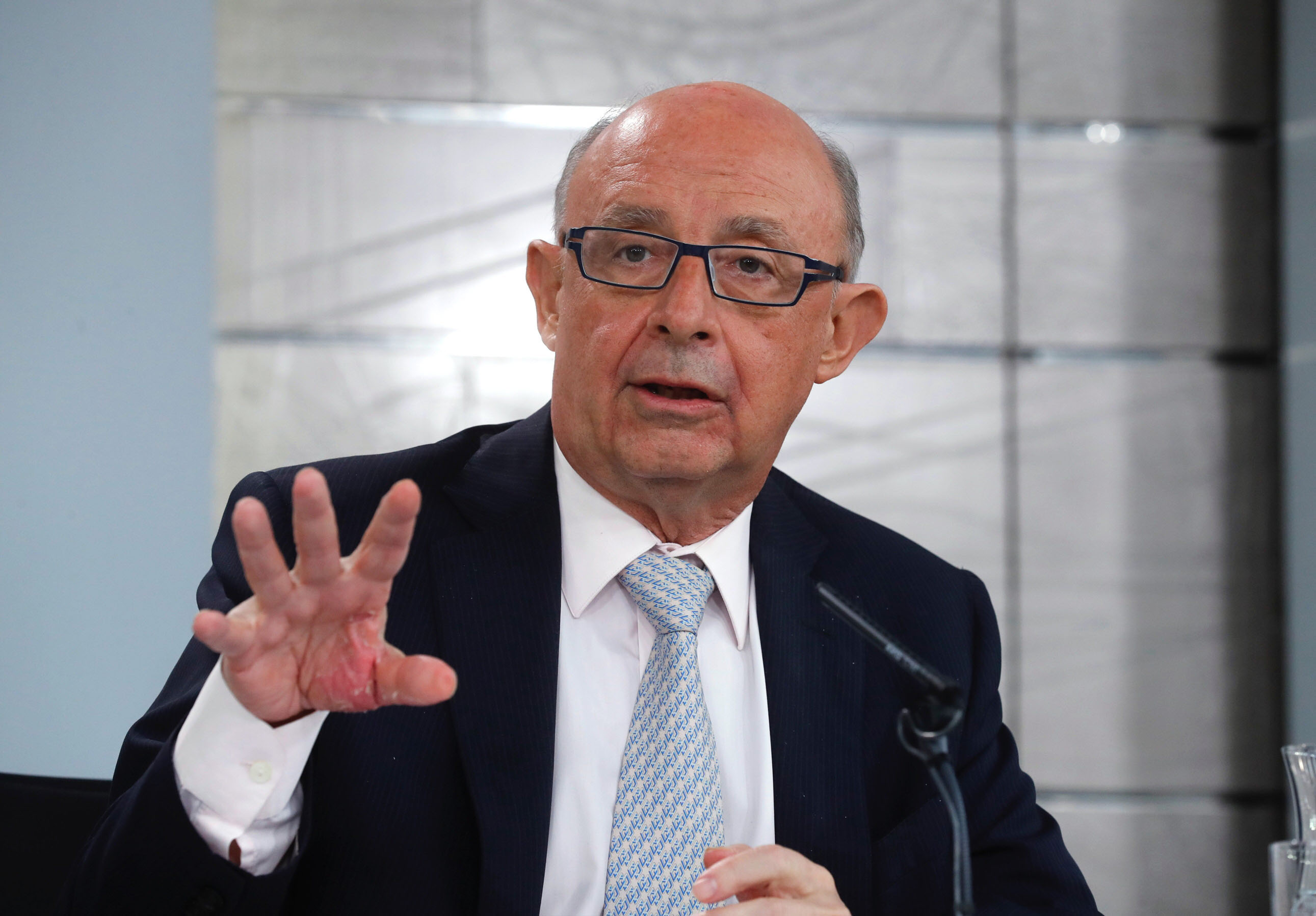 El Gobierno prevé que el paro baje del 11% y no haya déficit en 2021 1 El ministro de Hacienda, Cristóbal Montoro, durante la rueda de prensa posterior al Consejo de Ministros.