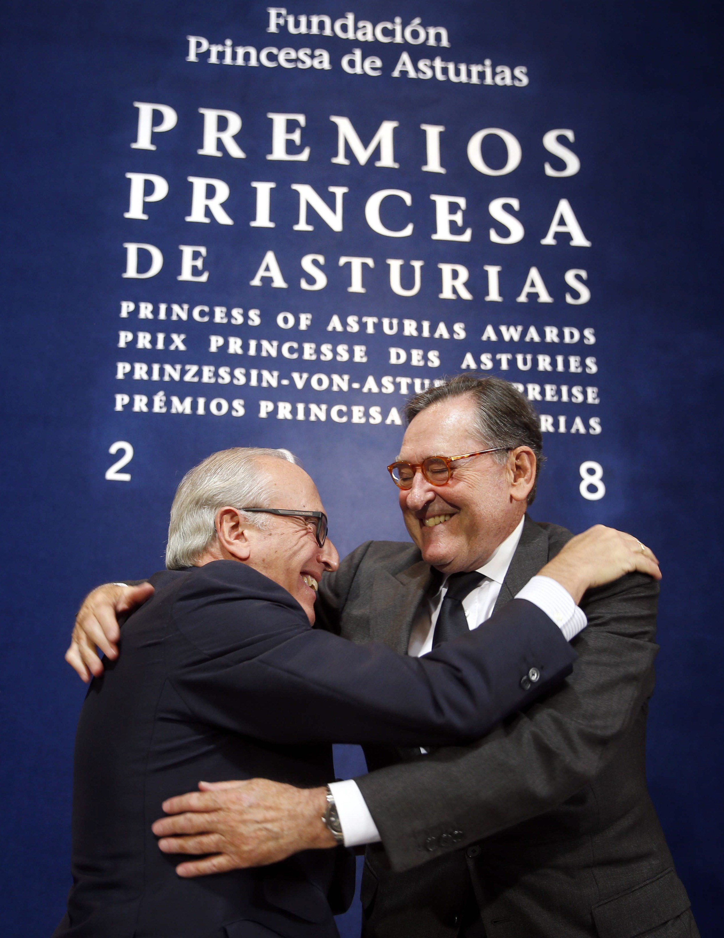 Luis Fernández-Vega(i) junto al presidente saliente, Marías Rodríguez Inciarte.