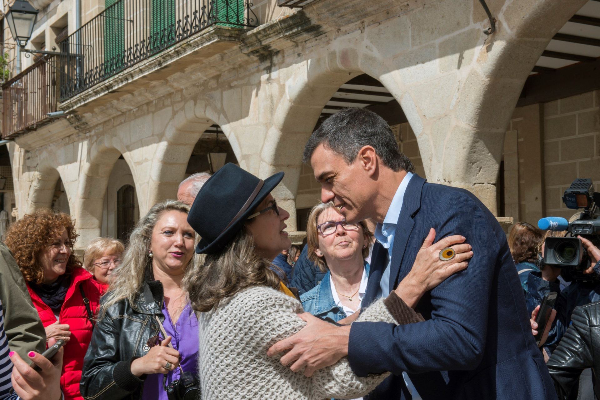 El secretario general del PSOE, Pedro Sánchez, saluda a varios asistentes al acto de Trujillo, en Cáceres.