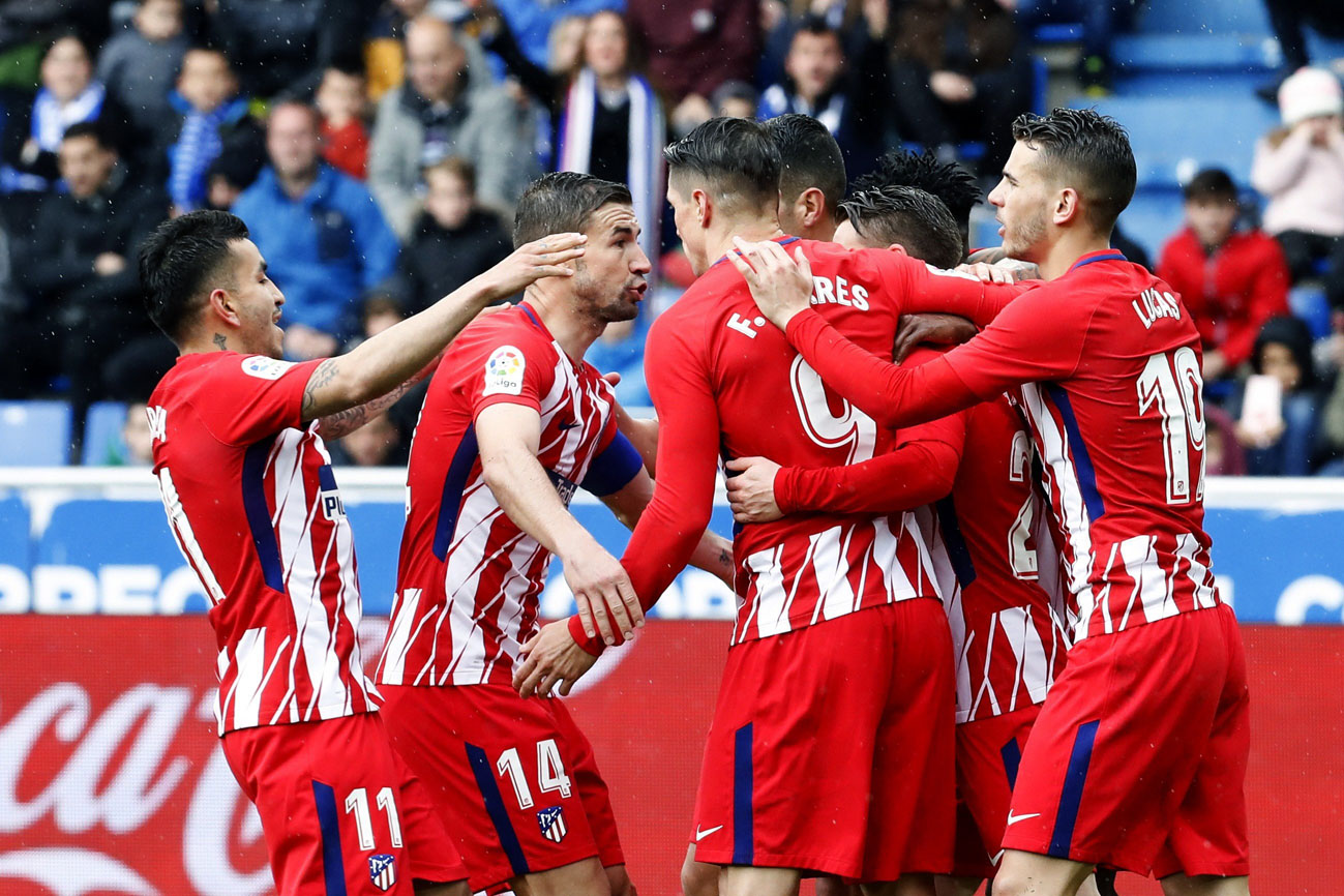 Los jugadores del Atlético de Madrid celebran el gol de penalti de Kevin Gameiro para ganar al Alavés en Mendizorroza.