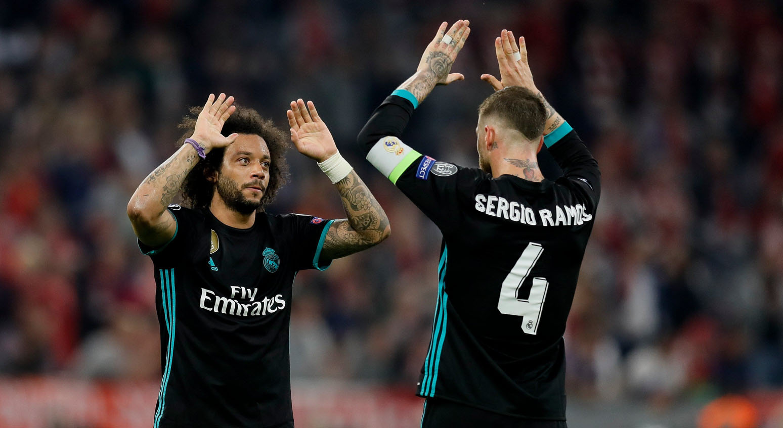 Marcelo y Sergio Ramos celebran la victoria del Real Madrid en el partido de ida de semifinales ante el Bayern, disputado en el Allianz Arena, después de remontar el gol inicial de Kimmich.