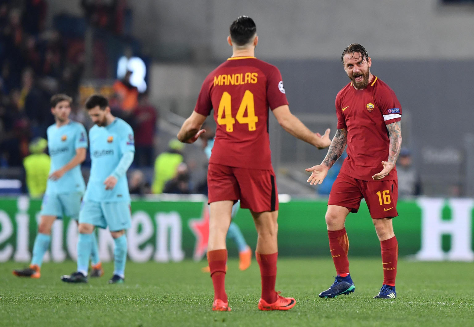 Manolas y De Rossi celebran el segundo gol de la Roma, del capitán de penalti, con un desconocido Messi cabizbajo en segundo plano.
