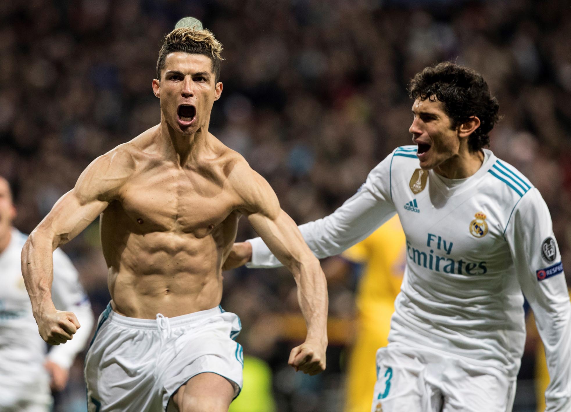 Cristiano Ronaldo y Jesús Vallejo (titular en su primer partido de Champions) celebran el tanto de penalti del portugués que dio el pase al Real Madrid a semifinales.