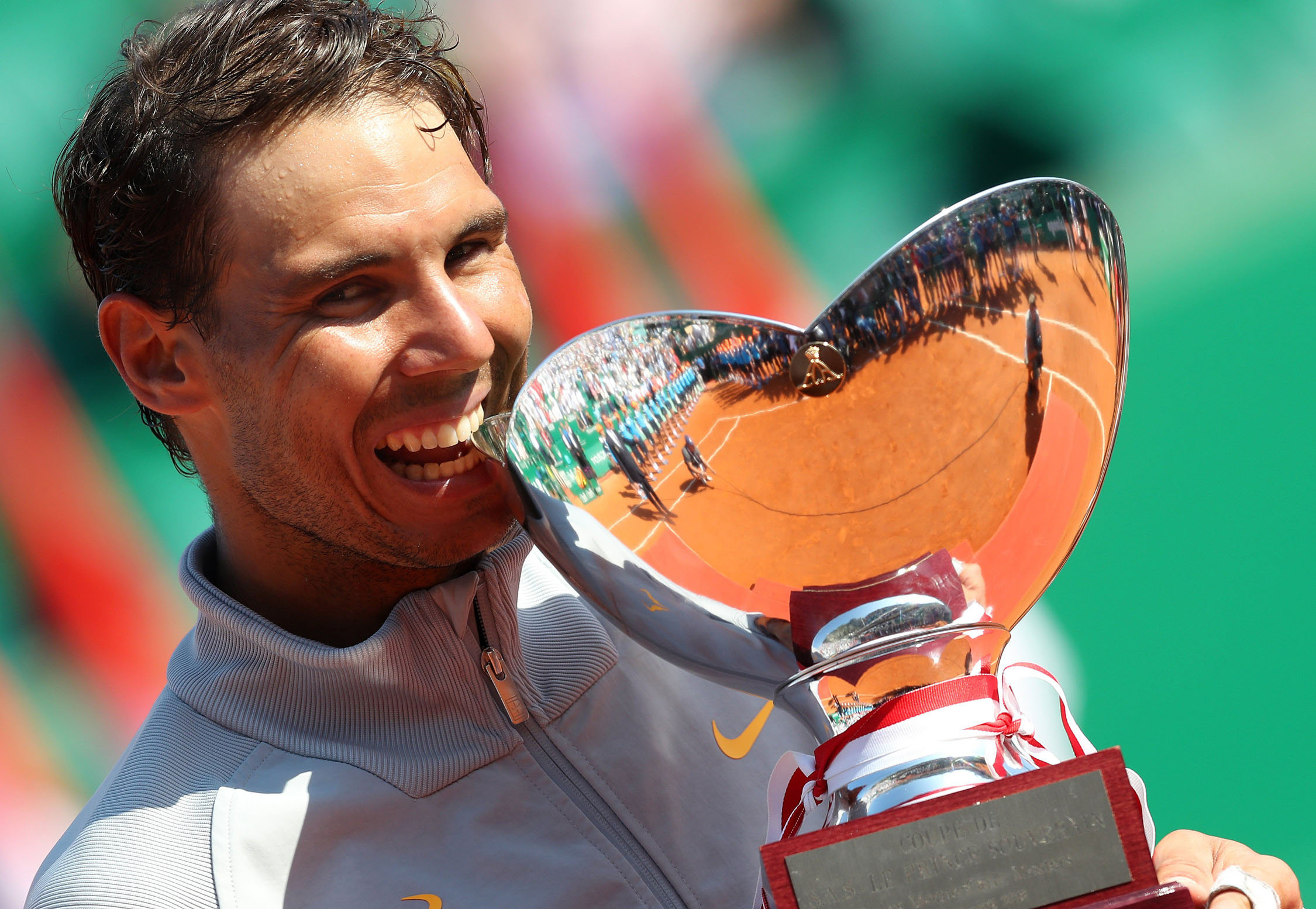 Rafa Nadal muerde el trofeo como ganador por undécima vez del Masters 1.000 de Montecarlo después de arrollar en la final al japonés Kei Nishikori.