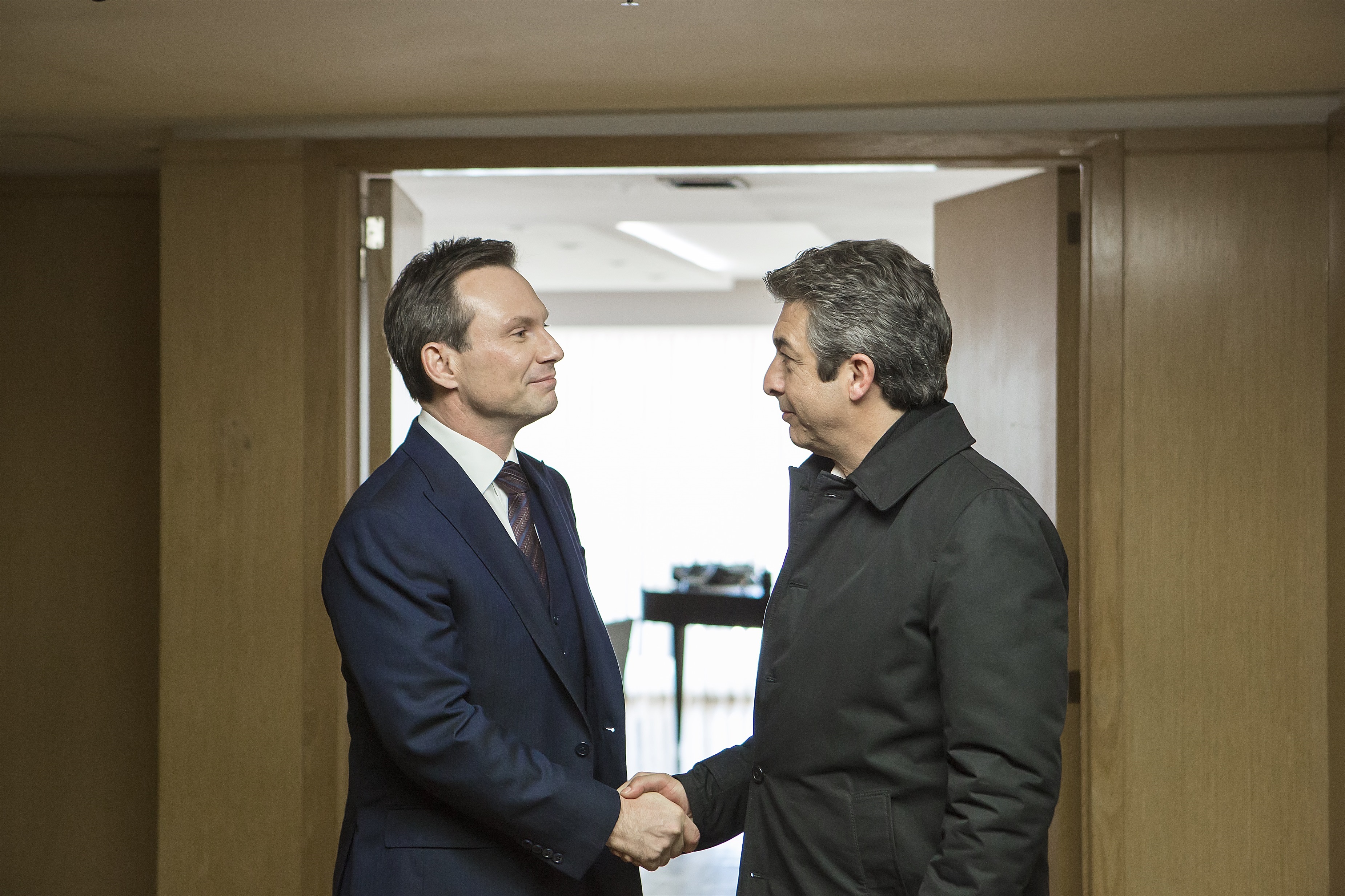 Christian Slater y Ricardo Darín en ‘La Cordillera’, una de las películas nominadas a mejor cinta de ficción.