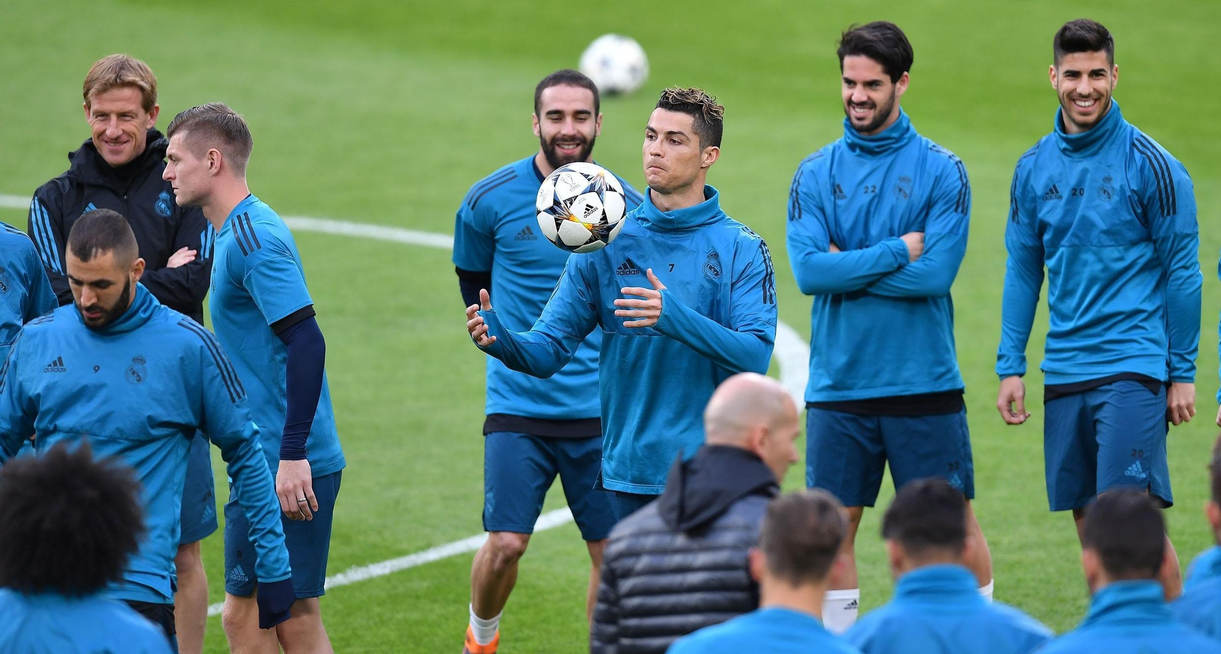 Los jugadores del Real Madrid realizan varios ejercicios durante el entrenamiento en el Allianz Stadium de Turín.