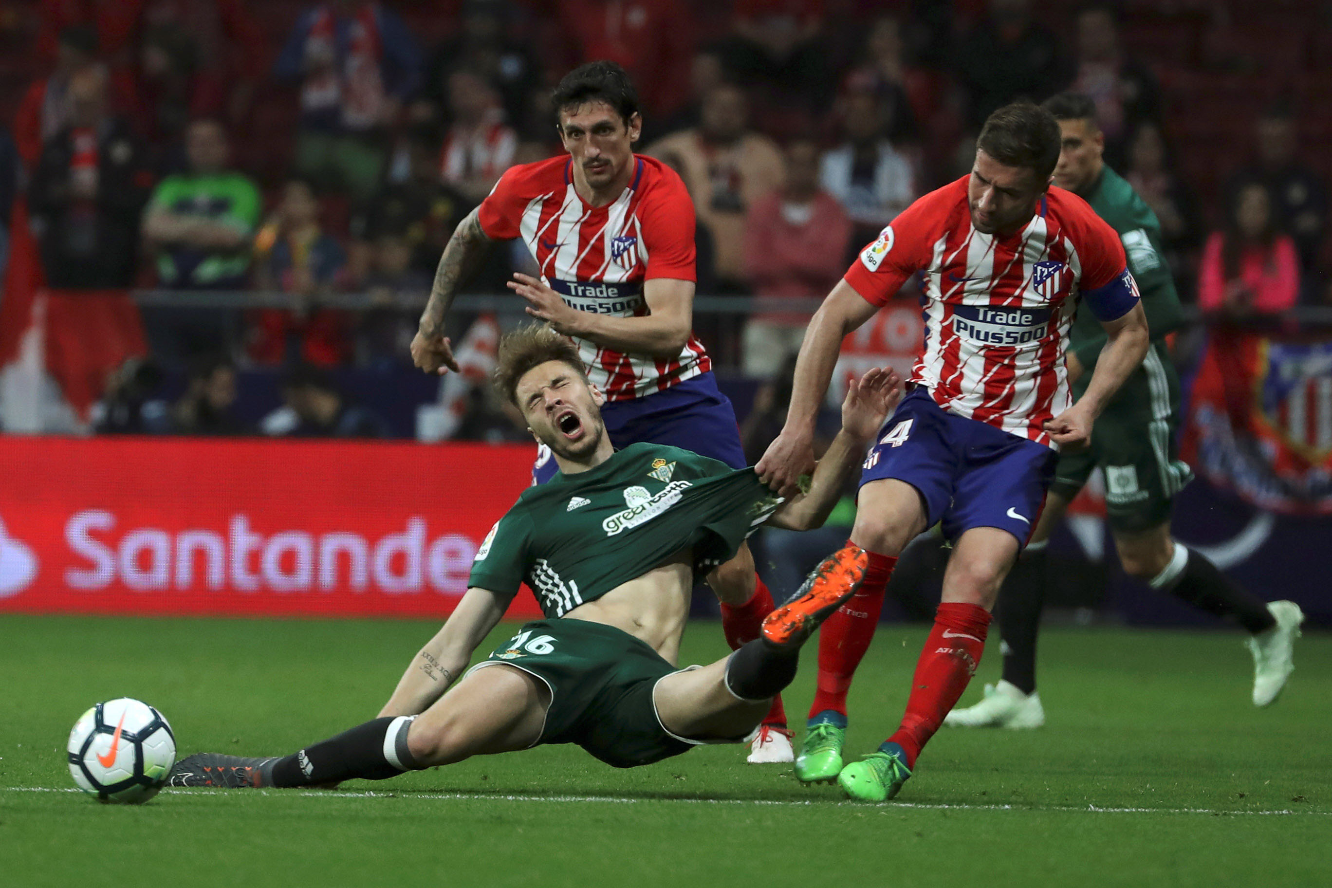 Gabi agarra a Loren Morón para frenar el ataque del Betis.