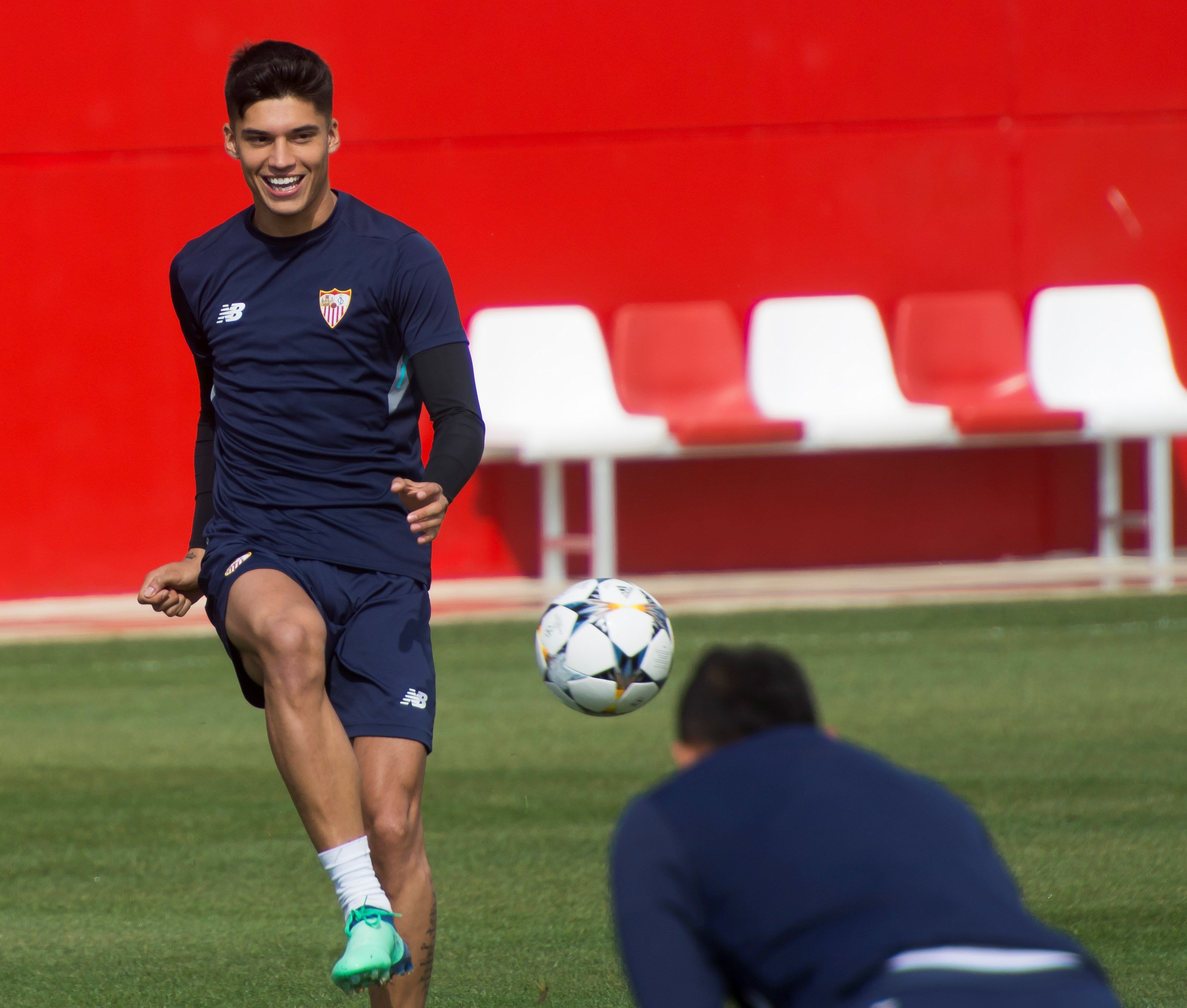 El centrocampista del Sevilla FC Joaquín Correa durante el entrenamiento previo al partido de Champions.