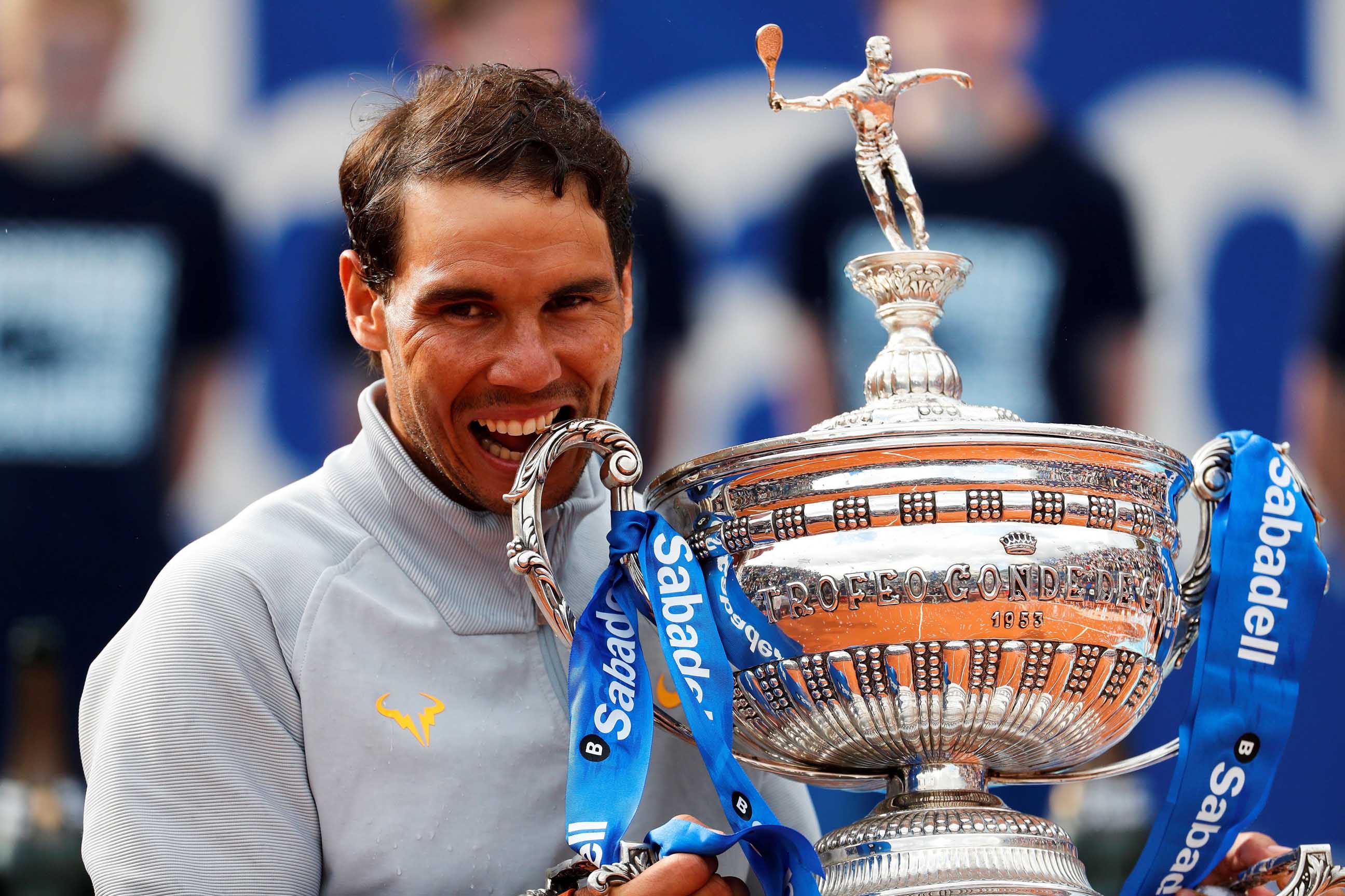 Rafa Nadal levanta el trofeo tras vencer al griego Stefanos Tsitsipas en la final del torneo Conde de Godó, torneo que ha ganado once veces.