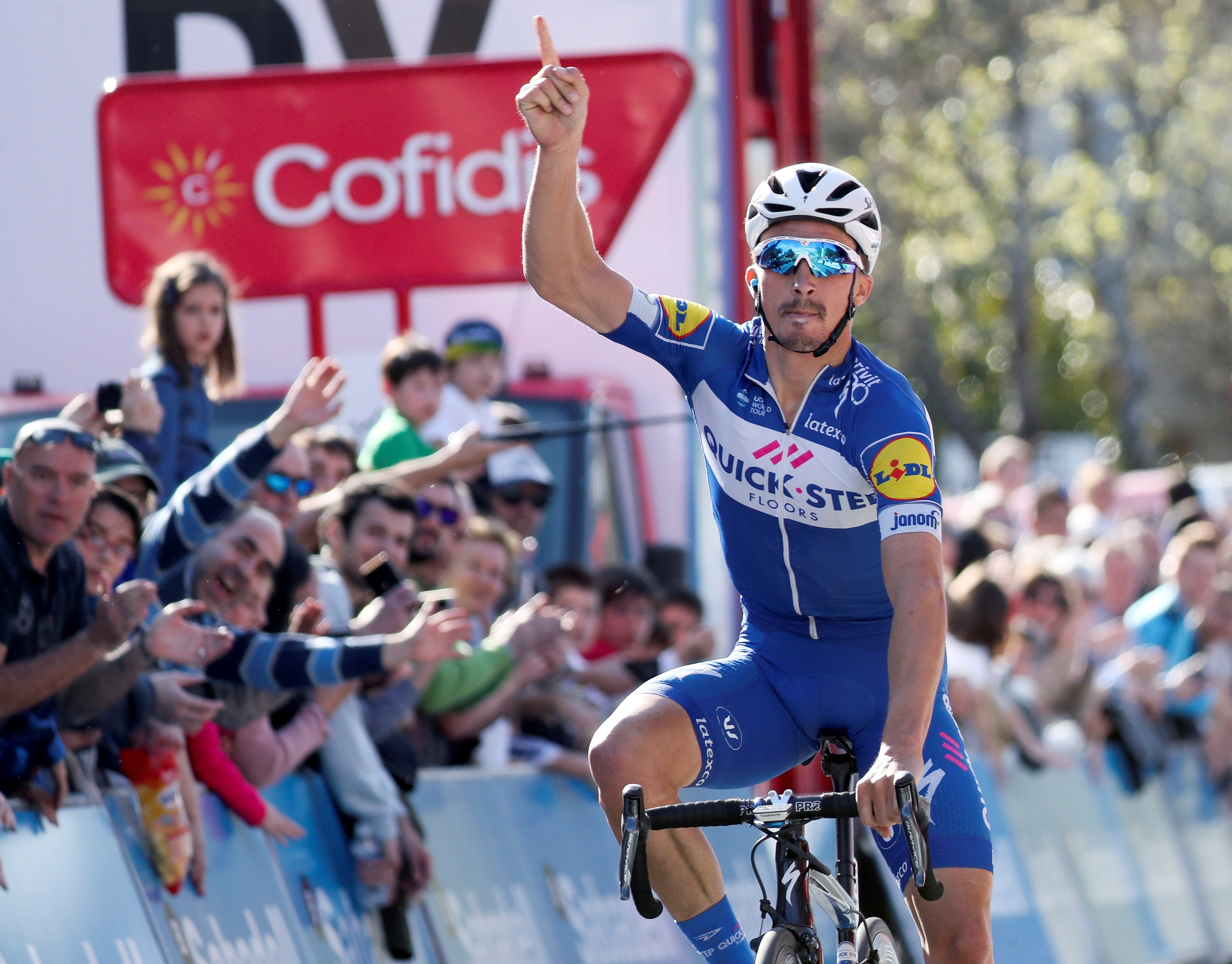 El corredor francés Julian Alaphilippe celebra la victoria durante la primera etapa de la Vuelta al País Vasco.
