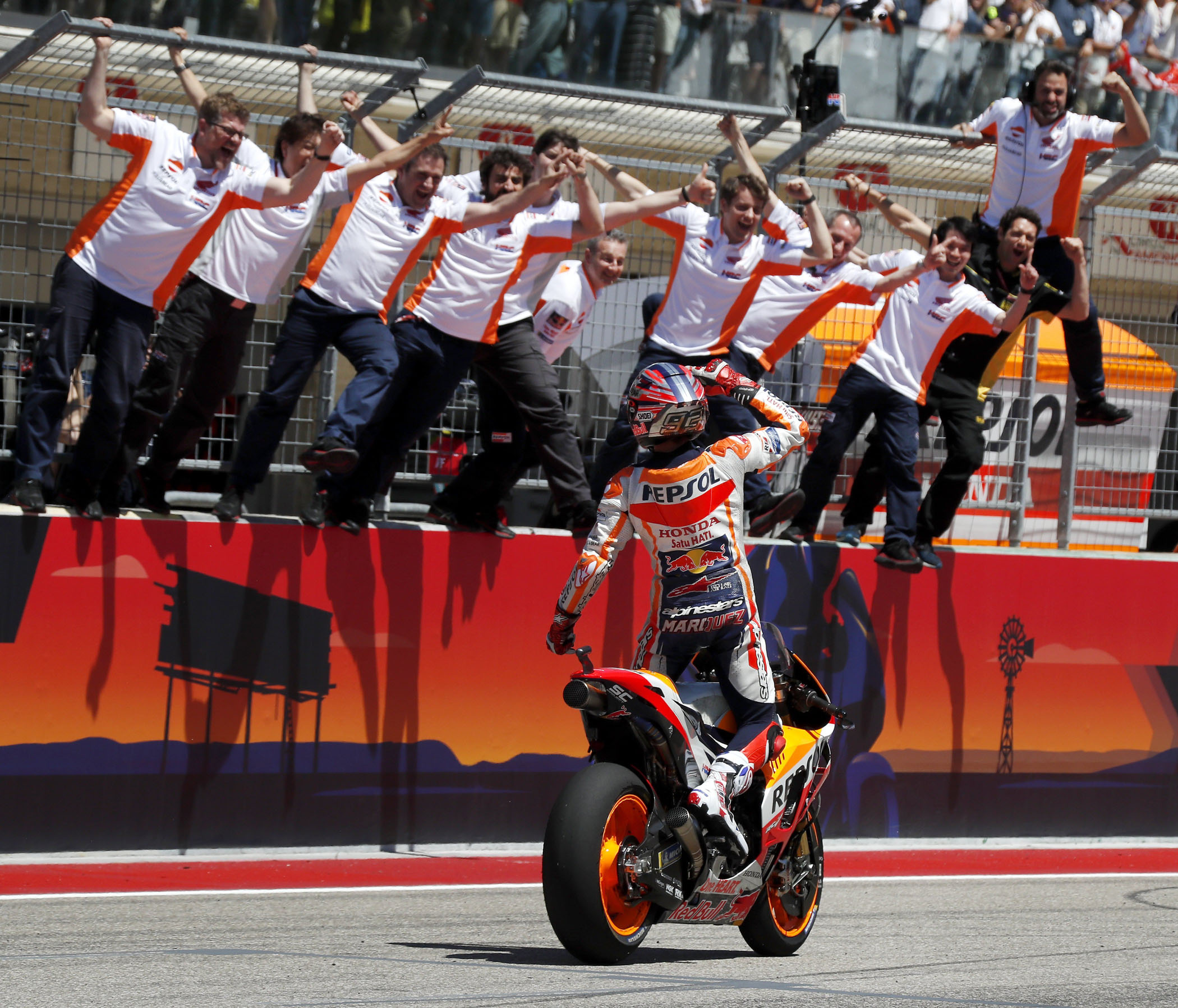 Marc Márquez celebra con sus mecánicos el triunfo en la carrera de Austin.
