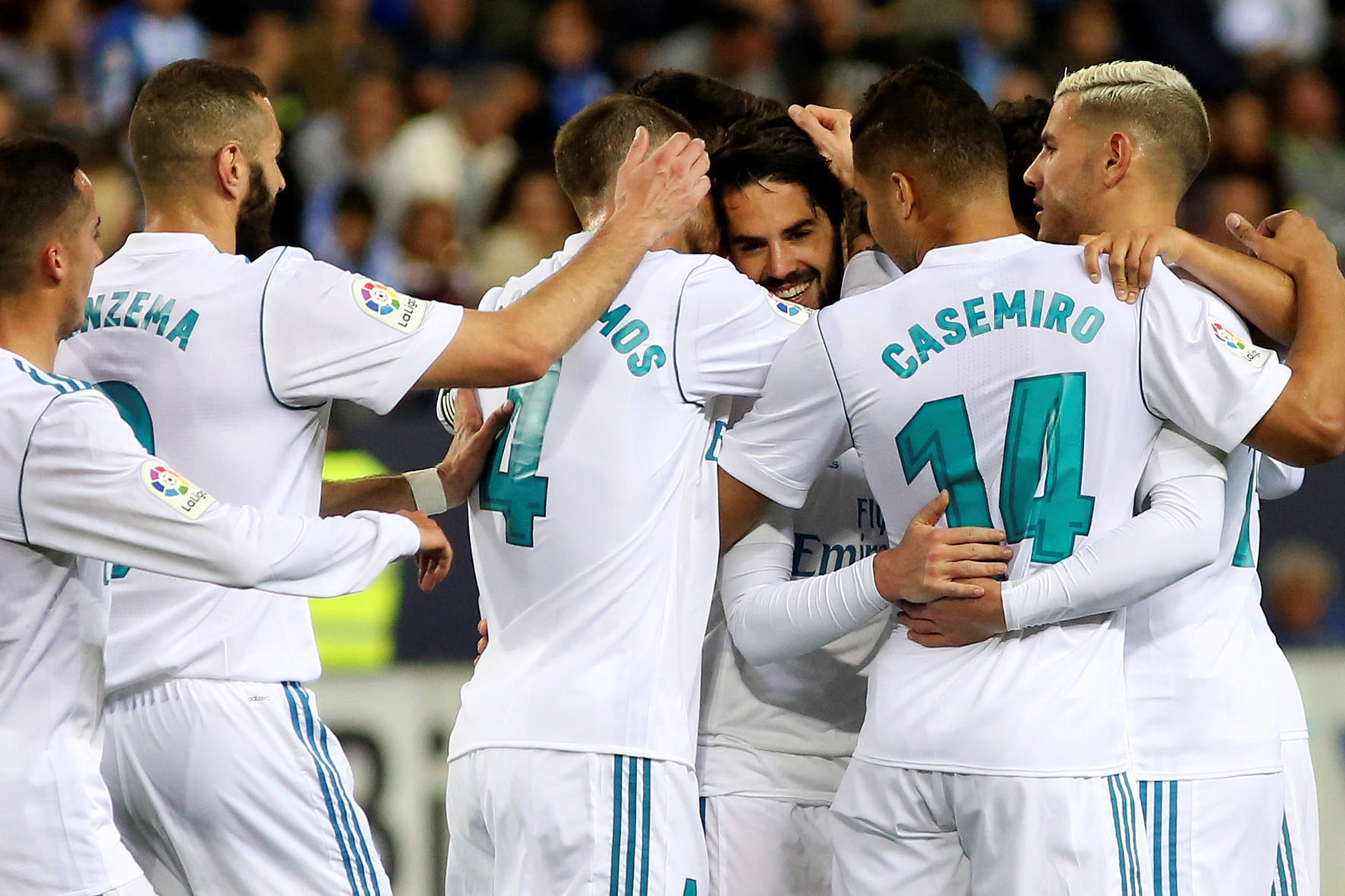 Los jugadores del Real Madrid felicitan a Isco tras marcar de falta directa el primer gol en la victoria ante el Málaga en La Rosaleda.