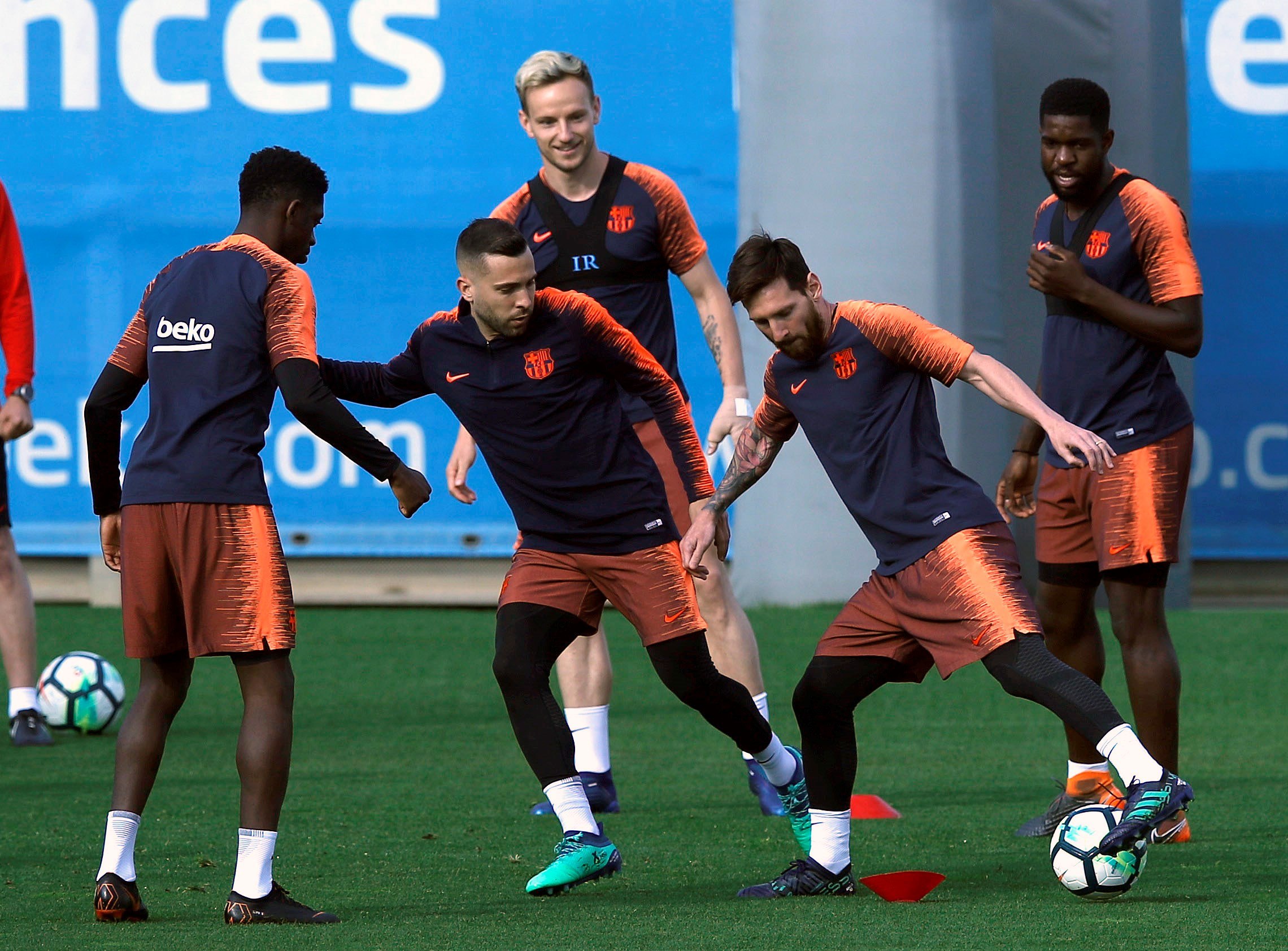 Jordi Alba y Leo Messi, durante el último entrenamiento del Barça antes de medirse al Deportivo en Riazor.