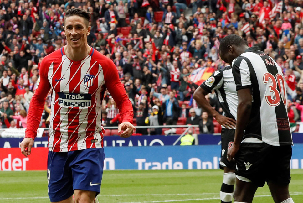 Fernando Torres, que sustituyó en la segunda parte a Griezmann con la victoria encarrilada, celebra el tercer tanto del Atlético ante el Levante.