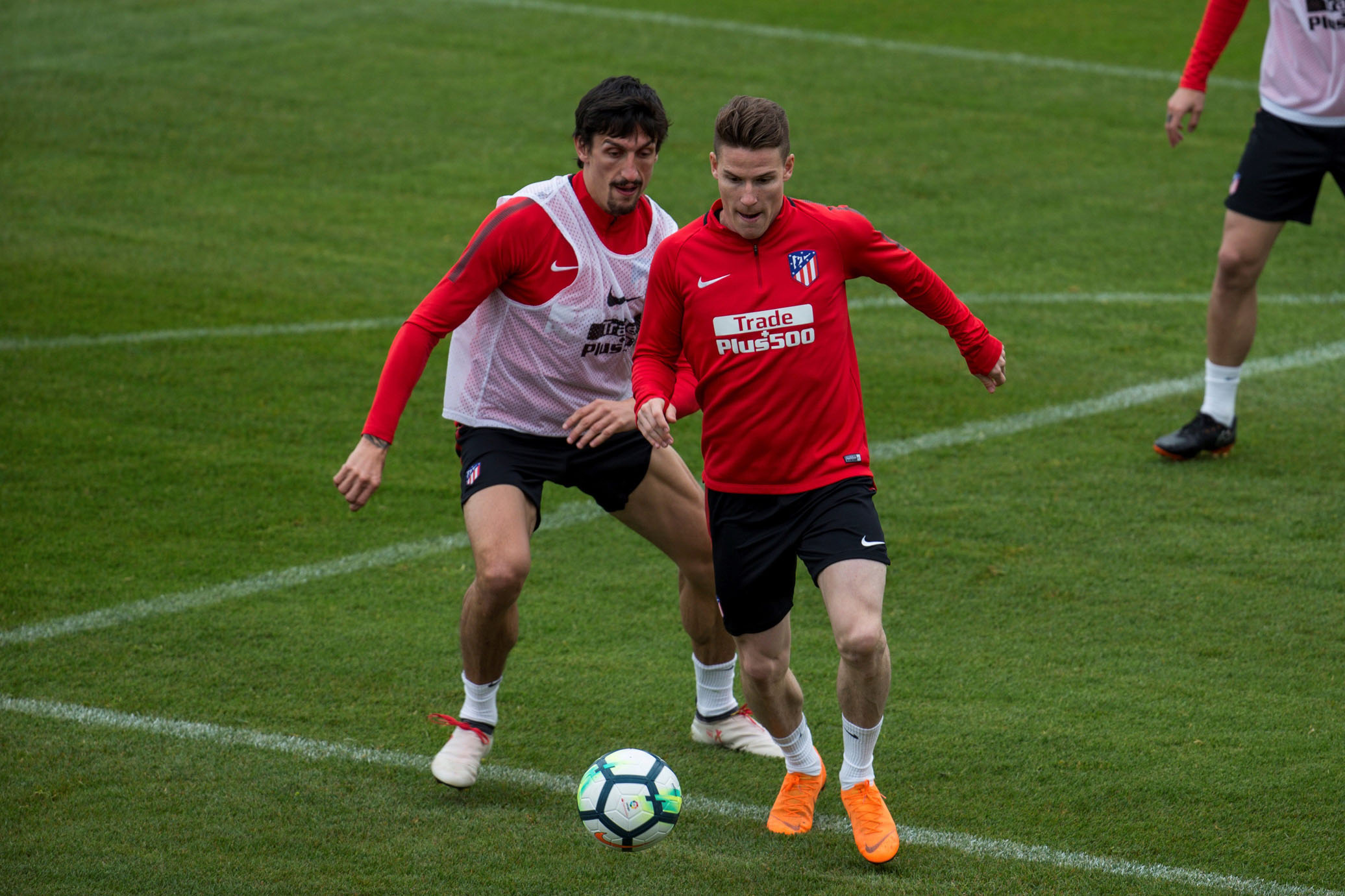 Savic defiende a Gameiro durante uno de los ejercicios del Atlético en el entrenamiento previo al partido de esta noche.